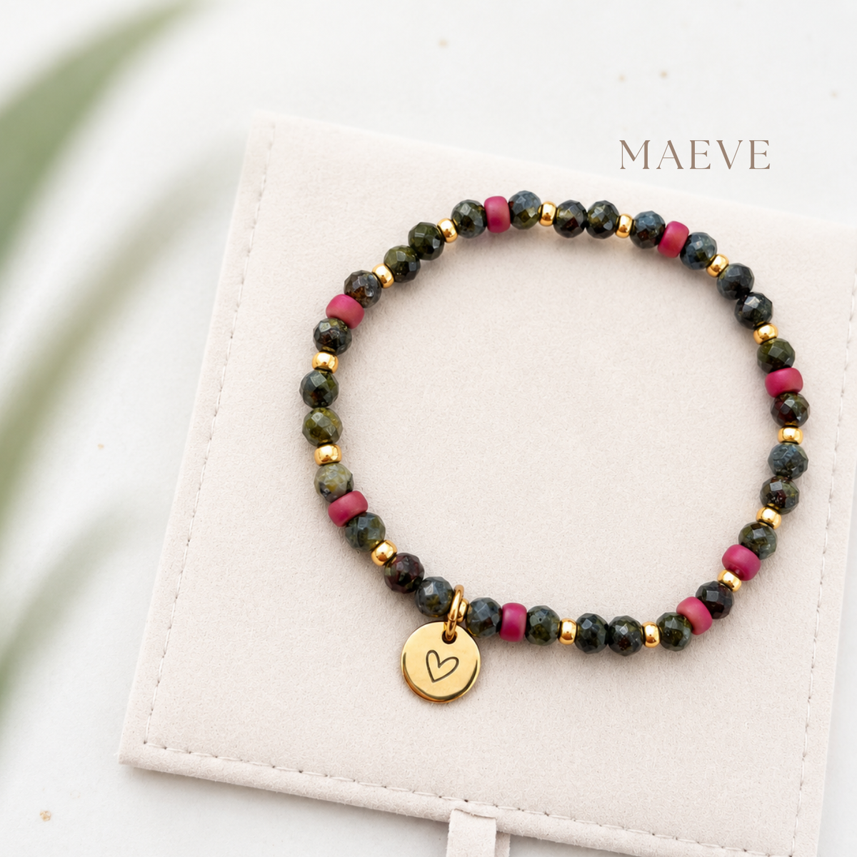 DIY Armband MAEVE mit dunkelgrünen Natursteinperlen, pinken Akzenten und goldenem Gravuranhänger mit Herz