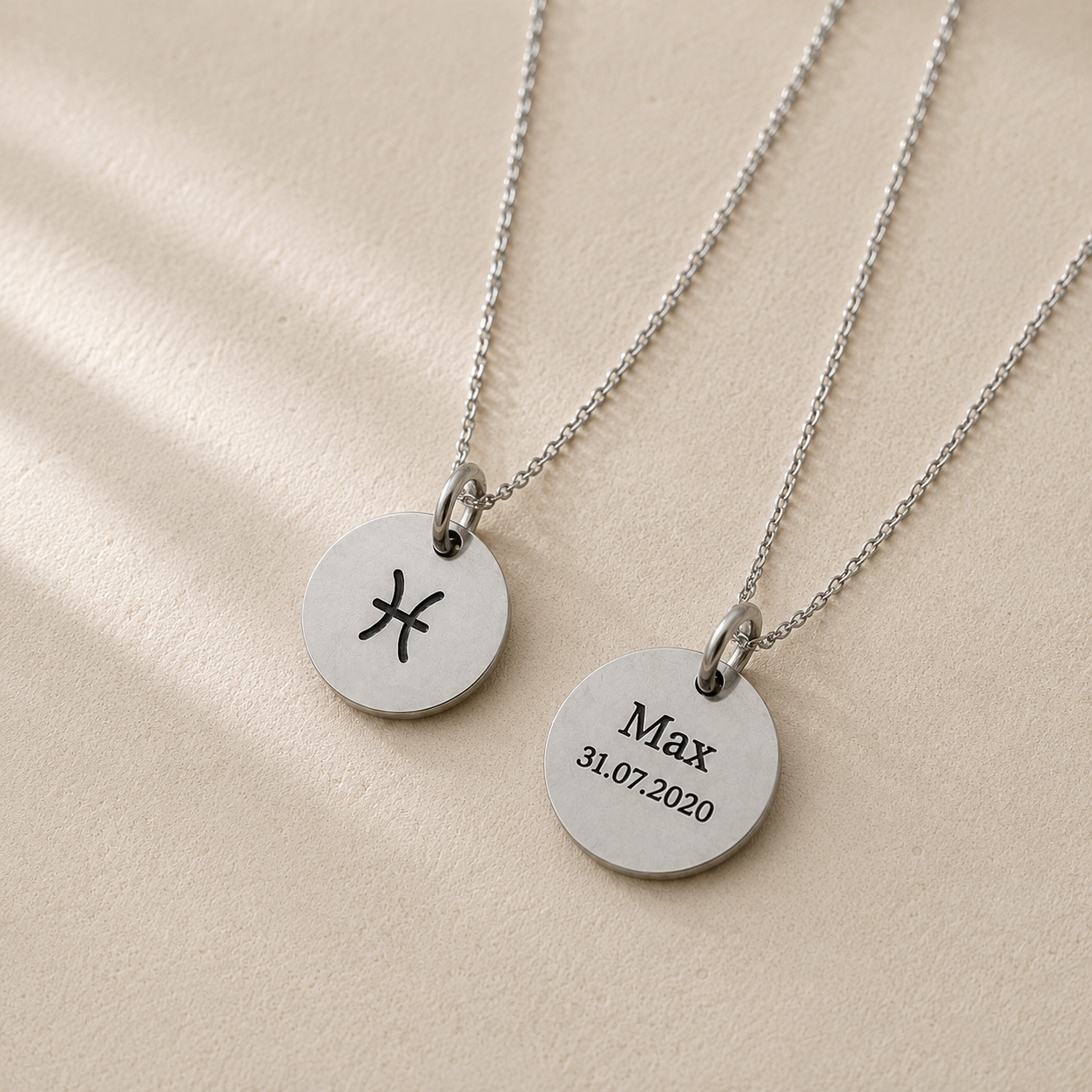 Silberne personalisierte Sternzeichen Kette MONOLINE mit Fische-Gravur auf rundem Anhänger und Rückseitengravur mit Name und Geburtsdatum – individuelles Geschenk.