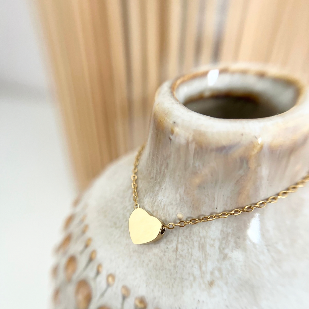 Goldene Edelstahlkette mit Herzanhänger im Fokus – Symbol der Liebe und minimalistisches Design für jedes Outfit