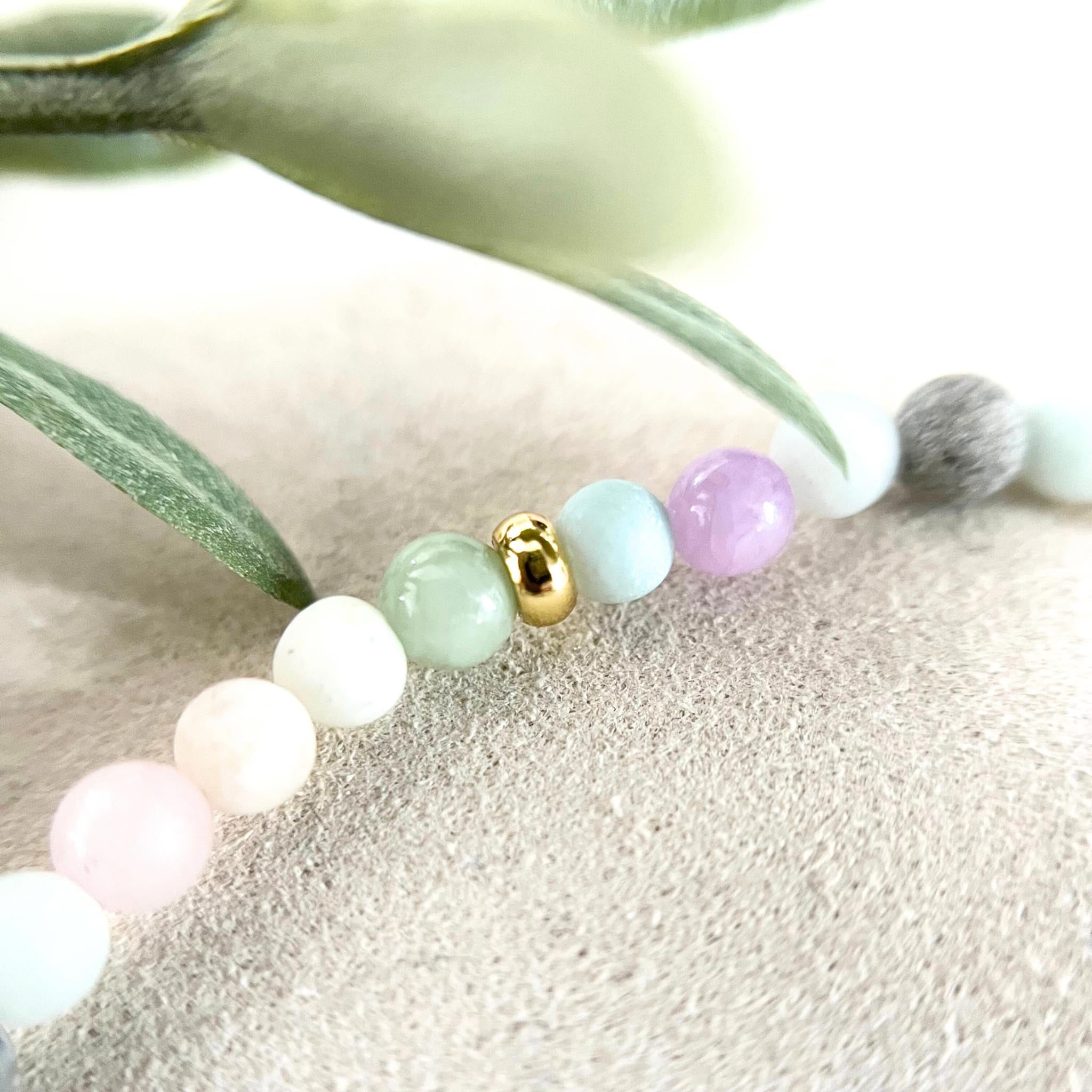 Detailansicht des Armbands PORTOFINO mit Fokus auf die goldfarbenen Zwischenelemente, die das Design aus Edelsteinperlen und Natursteinperlen abrunden