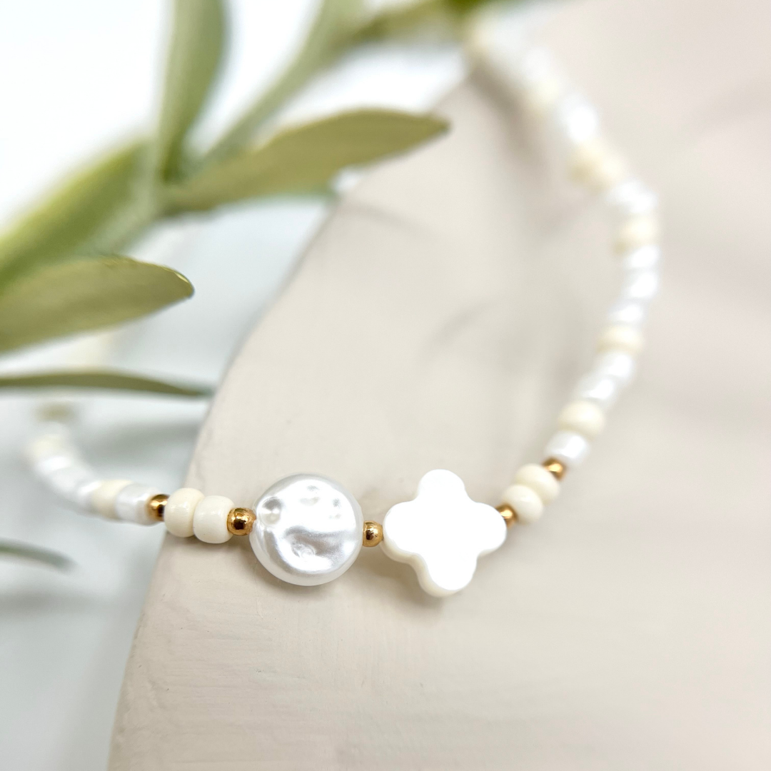 Nahaufnahme vom Perlenarmband mit Anhänger im Fokus, DIY Perlenarmband Set für kreative Schmuckliebhaber