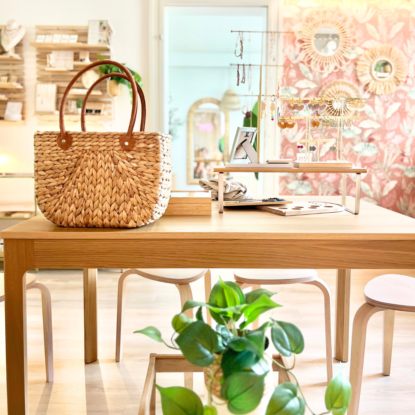 Heller Workshop- und Schmuckbereich mit Naturmaterialien, Pflanzen und Ausstellungsfläche für Permanent Schmuck im Studio in Wuppertal.