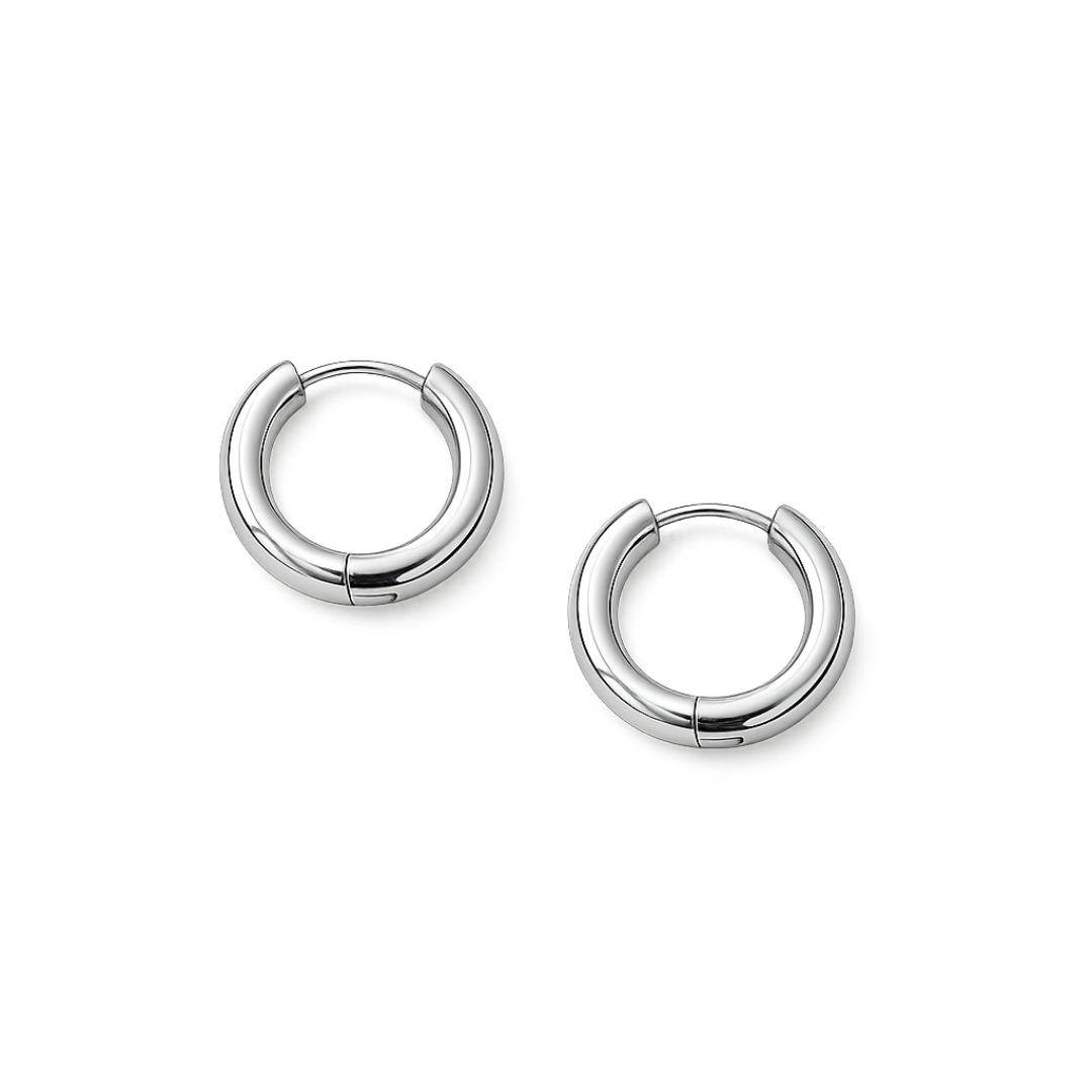 Runde Huggie Hoops Creolen aus silbernem Edelstahl auf hellem Hintergrund, kleine minimalistische Ohrringe für Damen, wasserfest