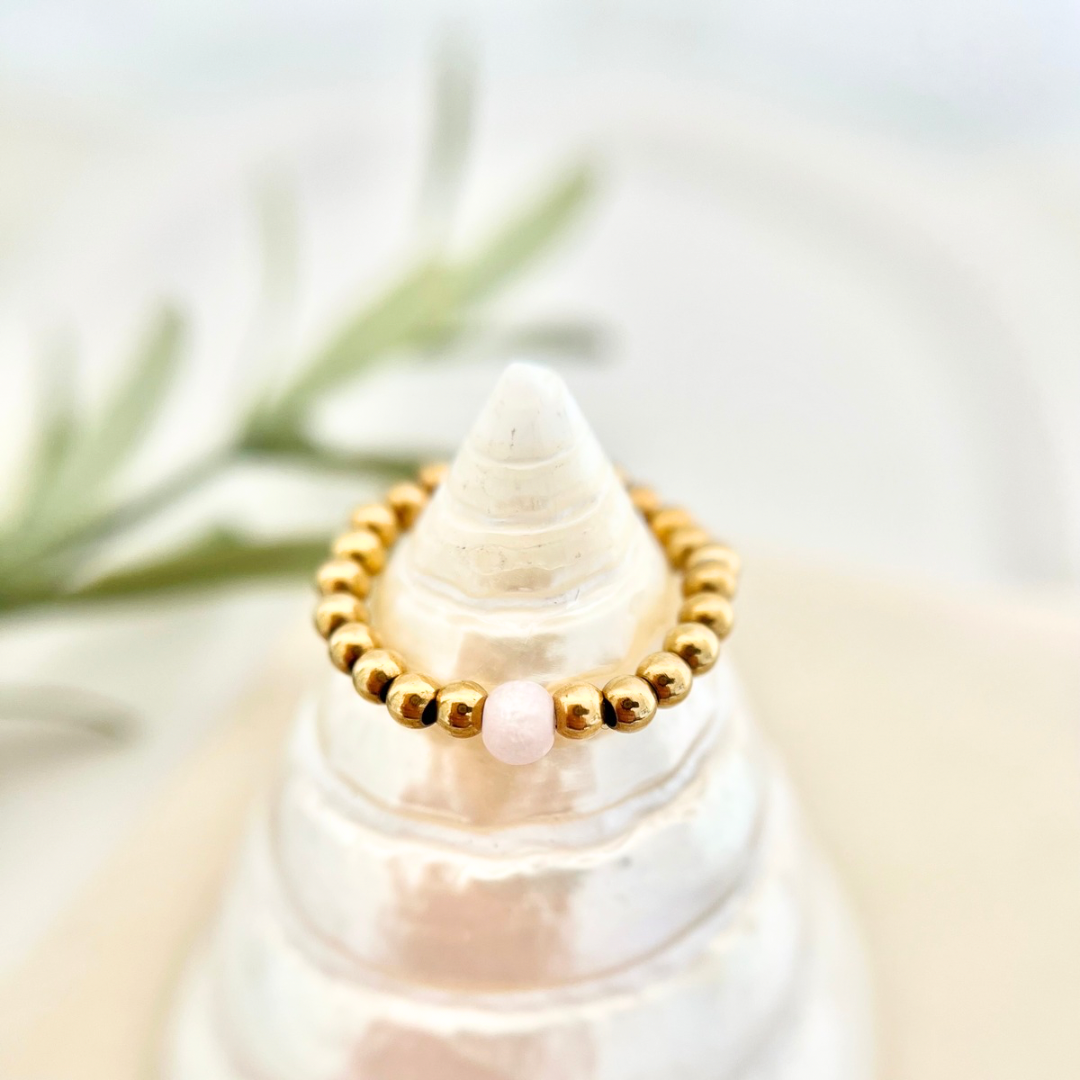 „Filigraner Perlenring aus goldenen Edelstahlperlen mit zarter rosa Natursteinperle – minimalistischer DIY Schmuck aus dem Schmuck Workshop in Wuppertal, ideal zum Schmuck selber machen beim Mädelsabend oder als Geschenkidee