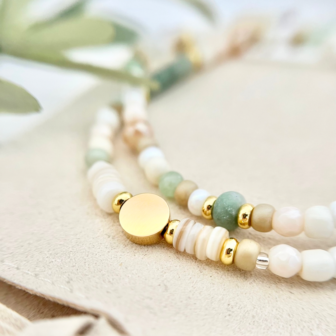 Armband mit matten Natursteinperlen in Grün und Beige, kombiniert mit goldenen Edelstahl-Elementen – handgemachter Perlenschmuck aus dem Schmuck Workshop in Wuppertal, ideal zum Schmuck selber machen für beste Freundinnen und ein Freundschaftsarmband