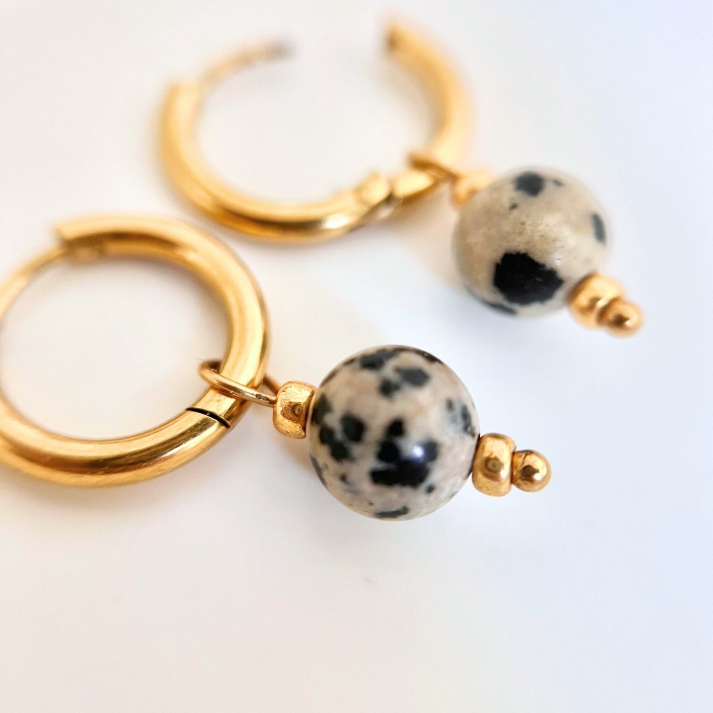 Handgefertigte Creolen aus Edelstahl mit abnehmbarem Dalmatiner-Jaspis-Perlenanhänger im Leo Look, edle Statement-Ohrringe als wasserfester Schmuck für den Alltag.