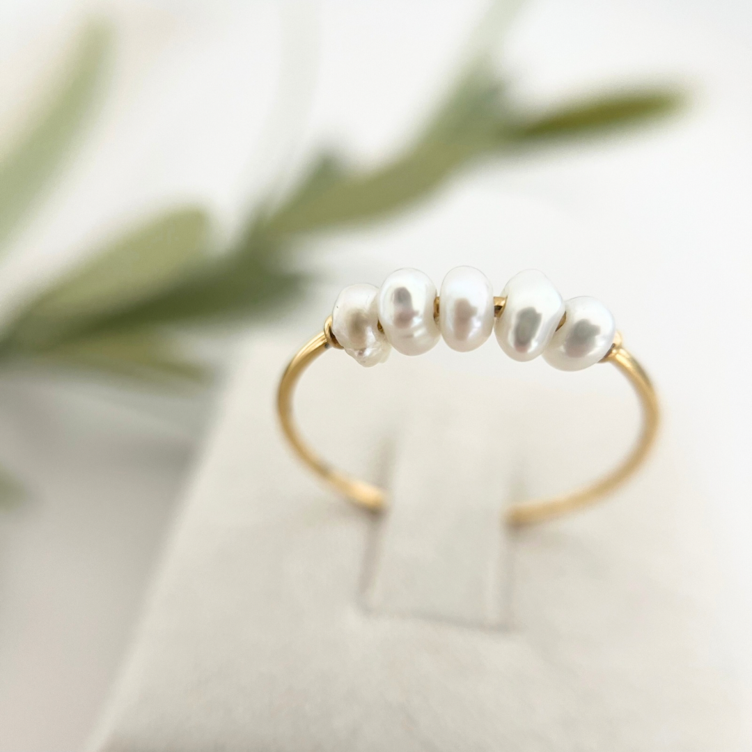 Nahaufnahme des goldenen Perlenrings INCA mit Süßwasserperlen – minimalistisches Design und natürliche Sch