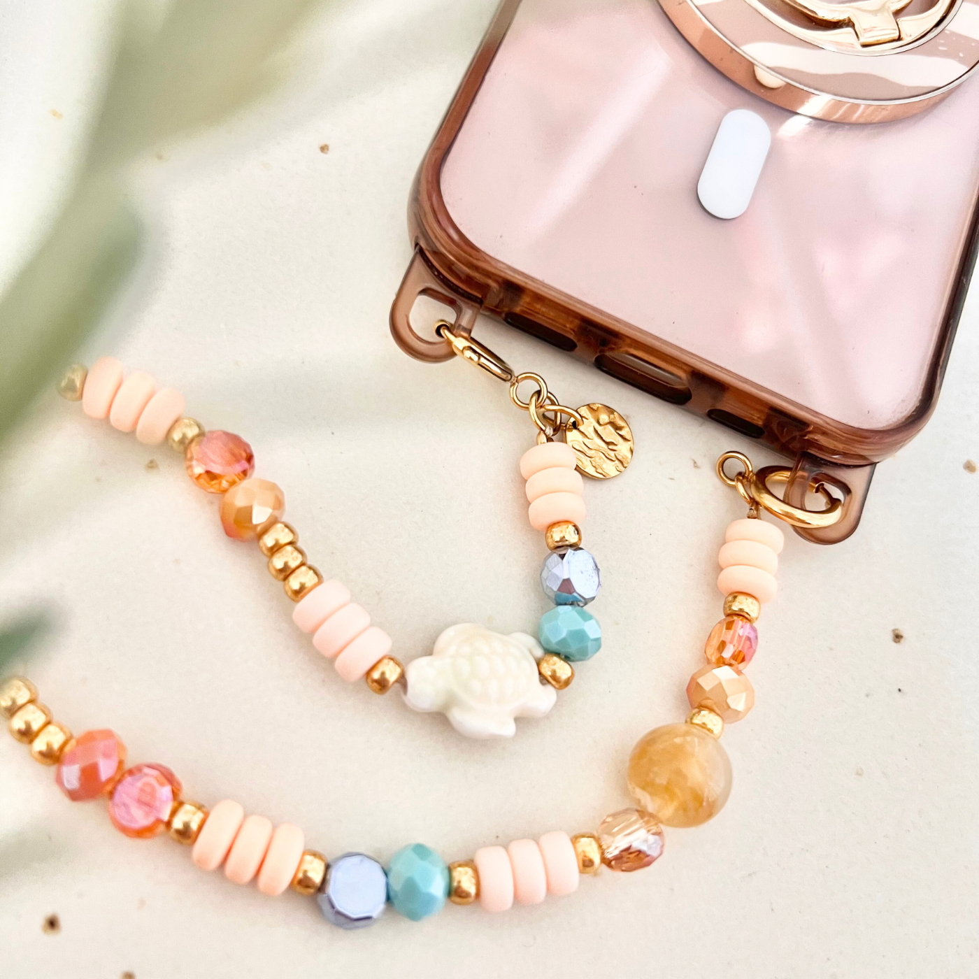 Handgemachte Handykette LAGUNA mit Perlen in Apricot-, Aqua- und Naturtönen sowie Keramik-Schildkröte – dekoratives Handyband für Smartphone mit Ösen-Hülle.