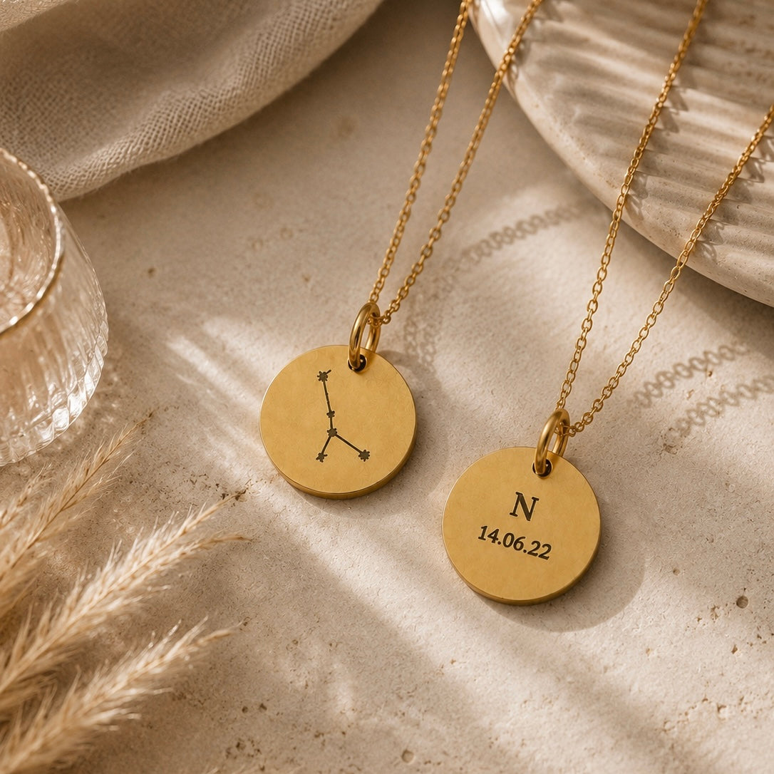 Personalisierte Sternzeichen Kette in Gold mit rundem Gravur Anhänger, Sternbild sowie individueller Gravur mit Buchstabe und Datum – Geschenk für Frauen