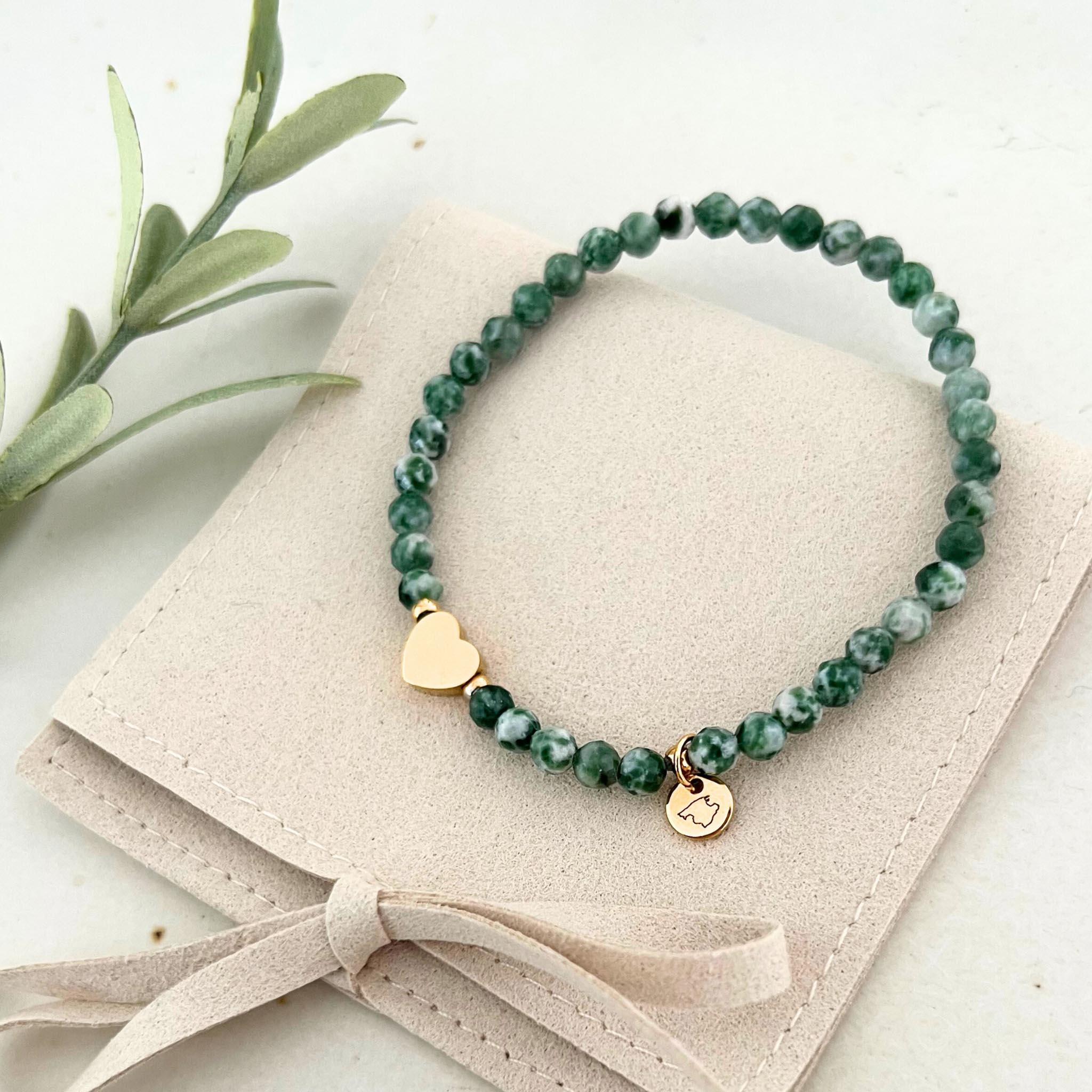 Vollansicht des Armbands GENUA, das den goldenen Herzanhänger und den goldenen Gravur-Anhänger zeigt, präsentiert in einer eleganten Tasche