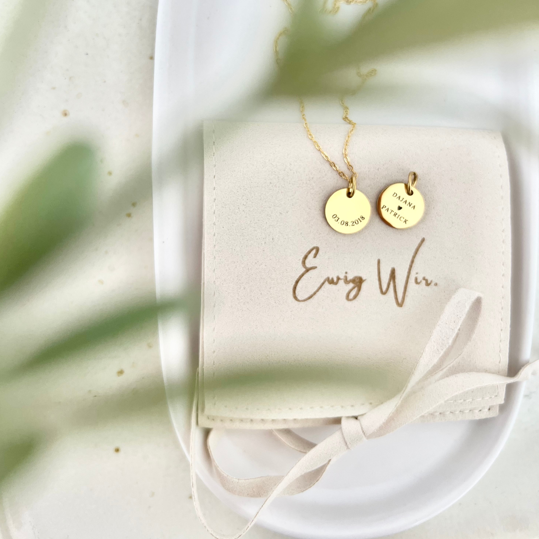 Zwei gravierte Kettenanhänger mit Namen und Datum – romantische Halskette mit individueller Gravur als Geschenk zur Verlobung oder Hochzeit