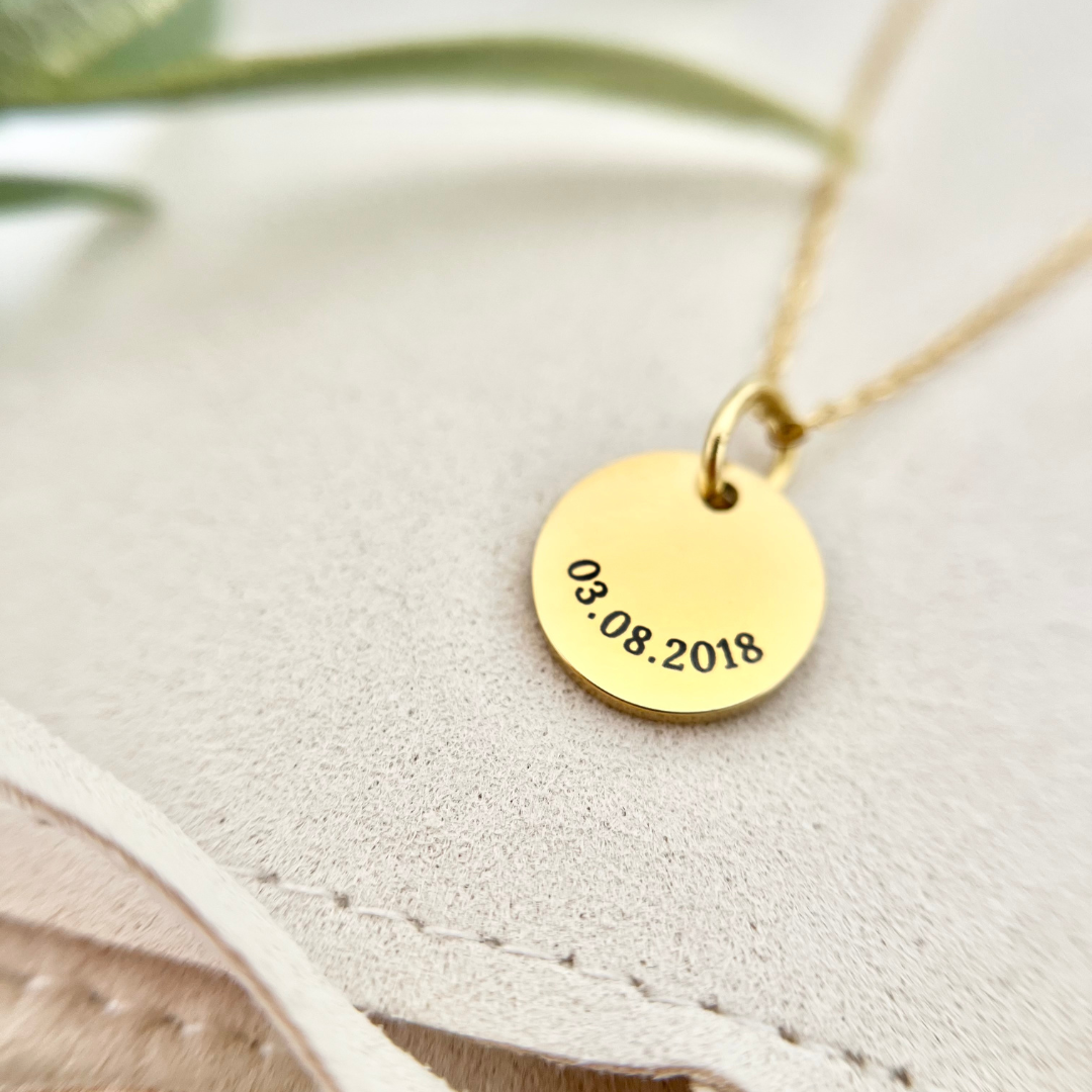 Goldener Kettenanhänger mit Gravur eines besonderen Datums – personalisierte Kette zur Hochzeit oder zum Jahrestag aus vergoldetem Edelstahl