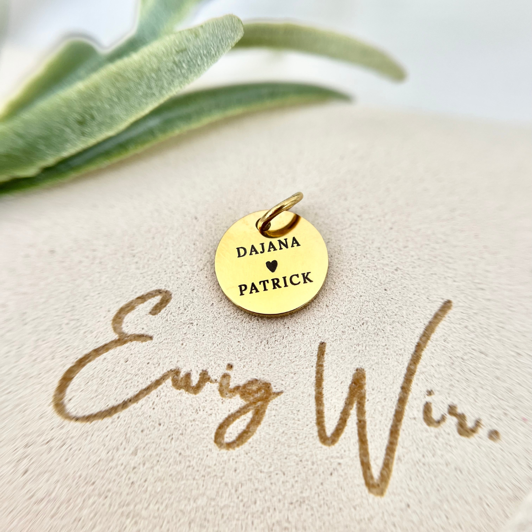 Personalisierter runder Anhänger mit Gravur „DAJANA ♥ PATRICK“ – ideales Hochzeitsgeschenk für die Braut oder Ehefrau mit Namensgravur
