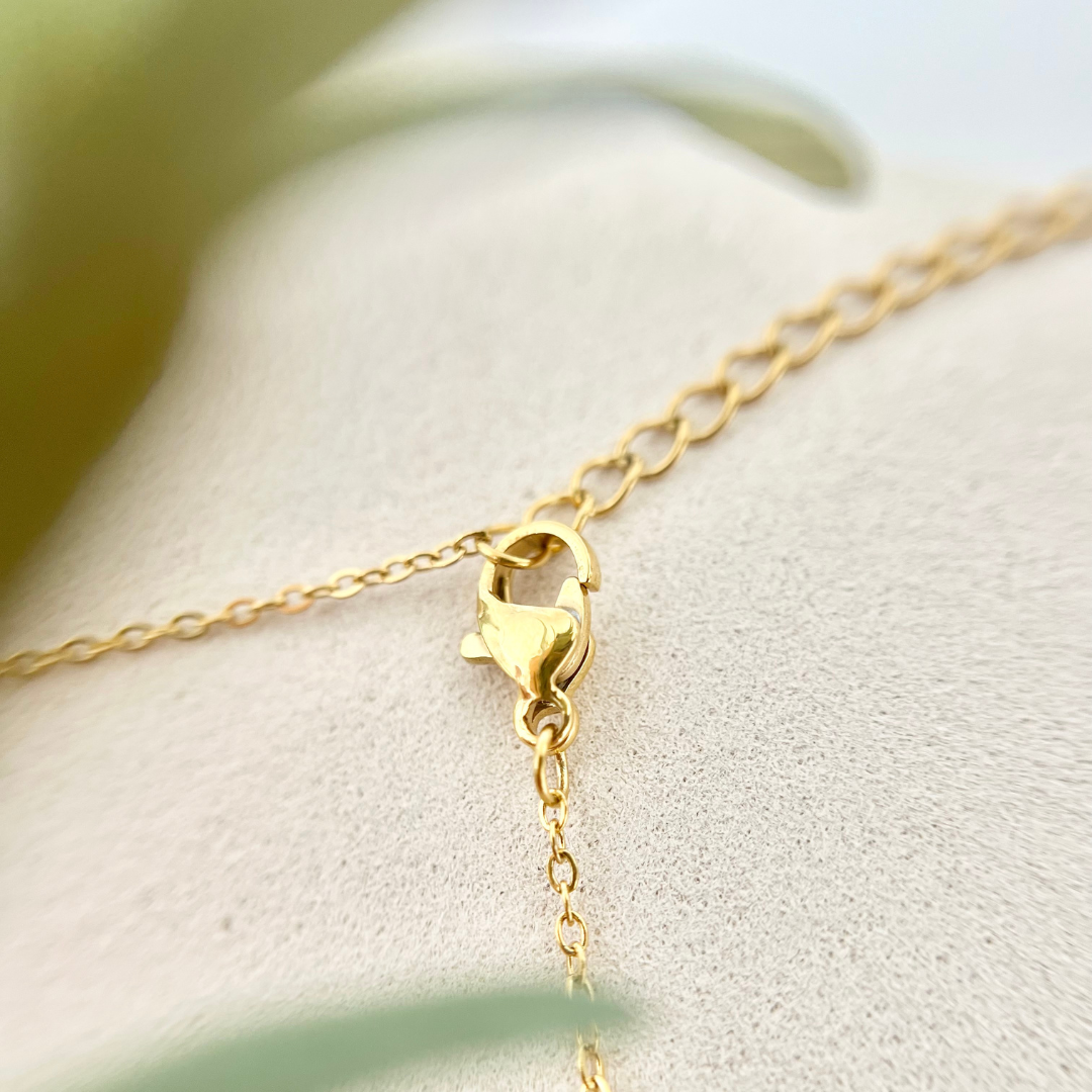 Detailaufnahme des Karabinerverschlusses einer goldenen Halskette – hochwertiger vergoldeter Edelstahl, verstellbar und ideal für personalisierte Hochzeitsketten