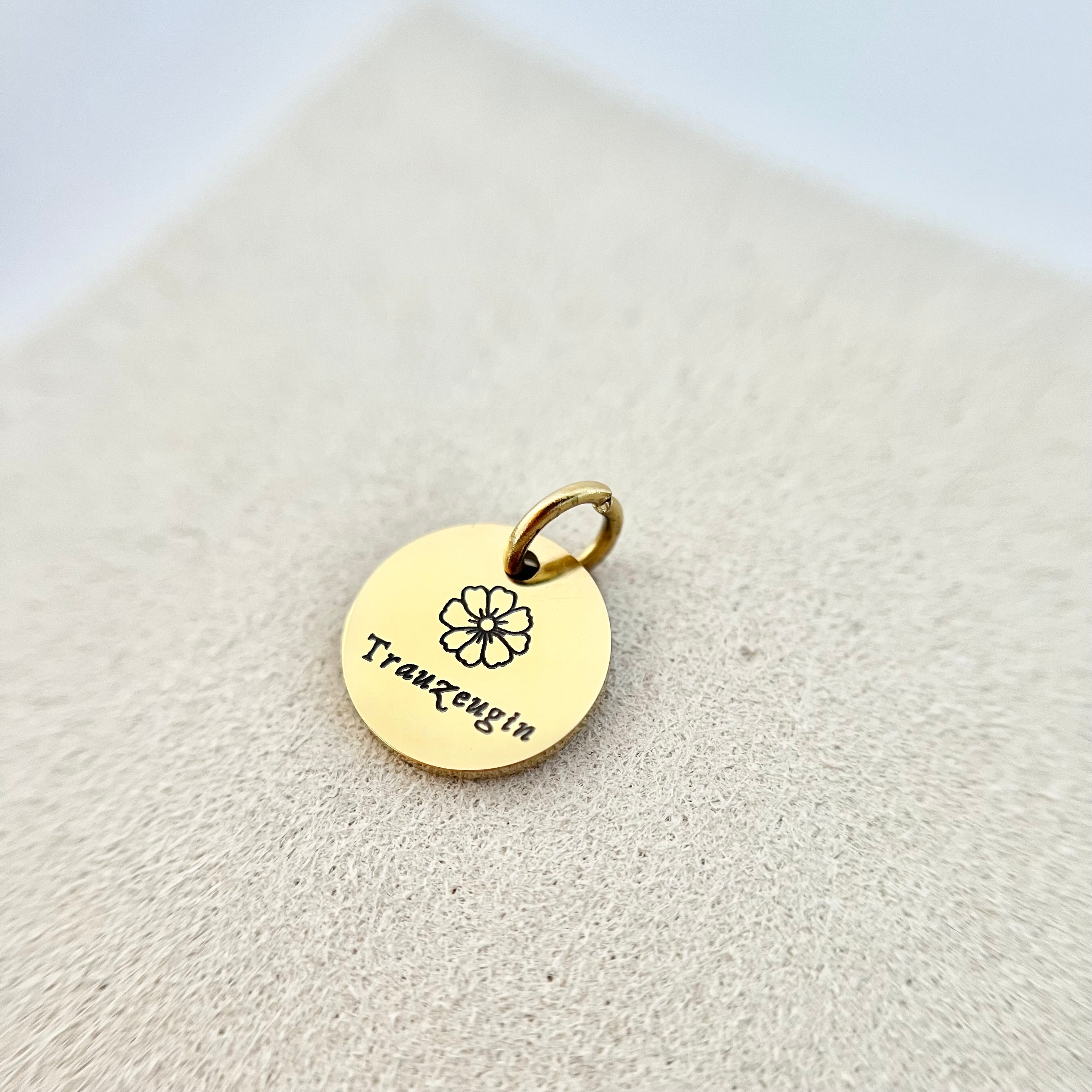 Goldener Anhänger mit der Gravur "Trauzeugin" – ein bedeutungsvolles Hochzeitsgeschenk.