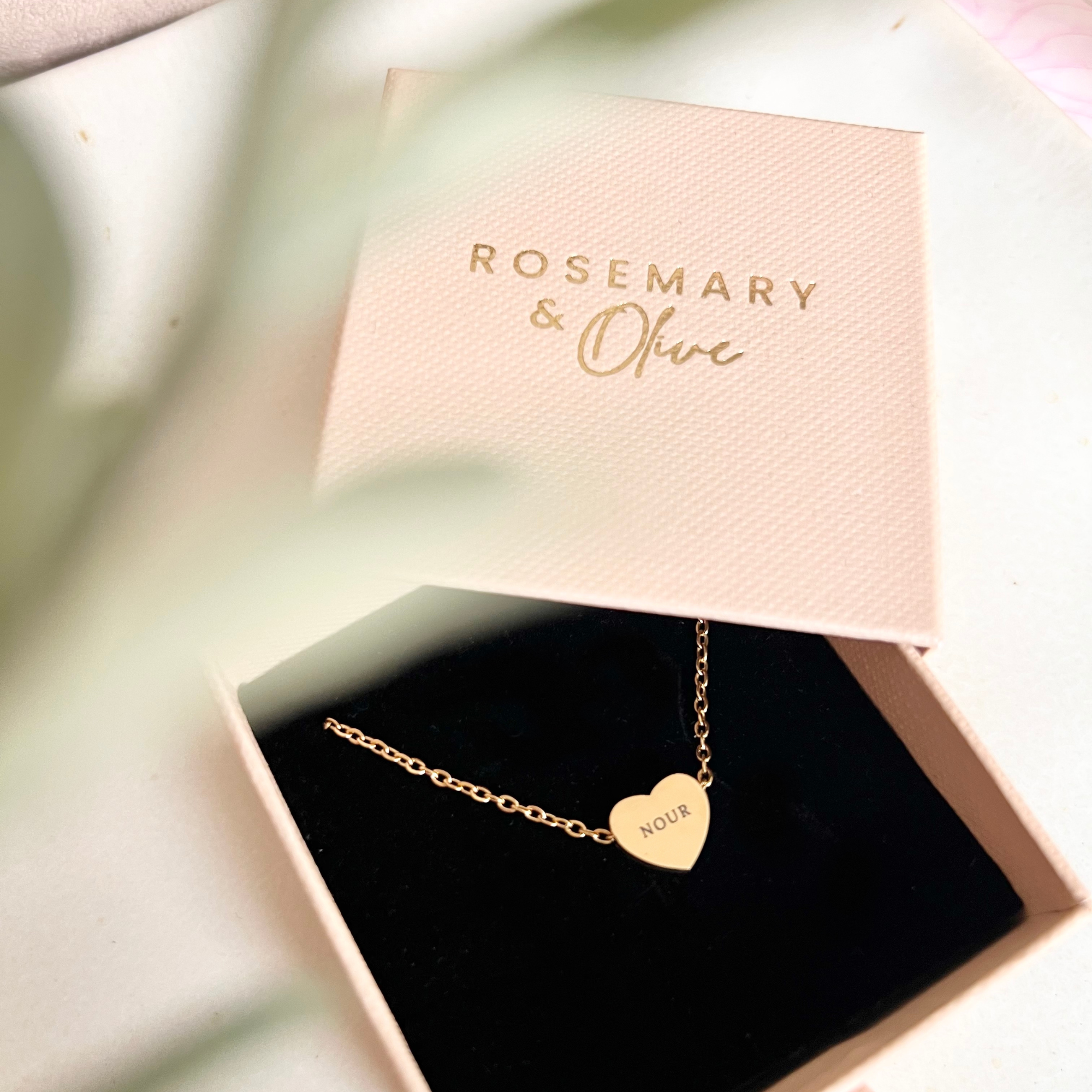 Geschenkverpackung von Rosemary & Olive mit personalisierter Herz Halskette aus Edelstahl und graviertem Namen