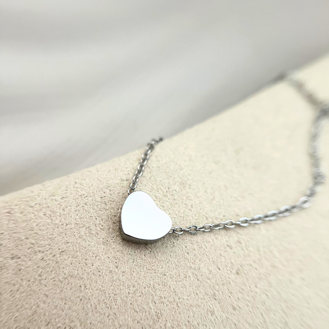 Silberne Kette mit silbernem Herzanhänger liegend – minimalistisches Design für edle und personalisierte Schmuckstücke