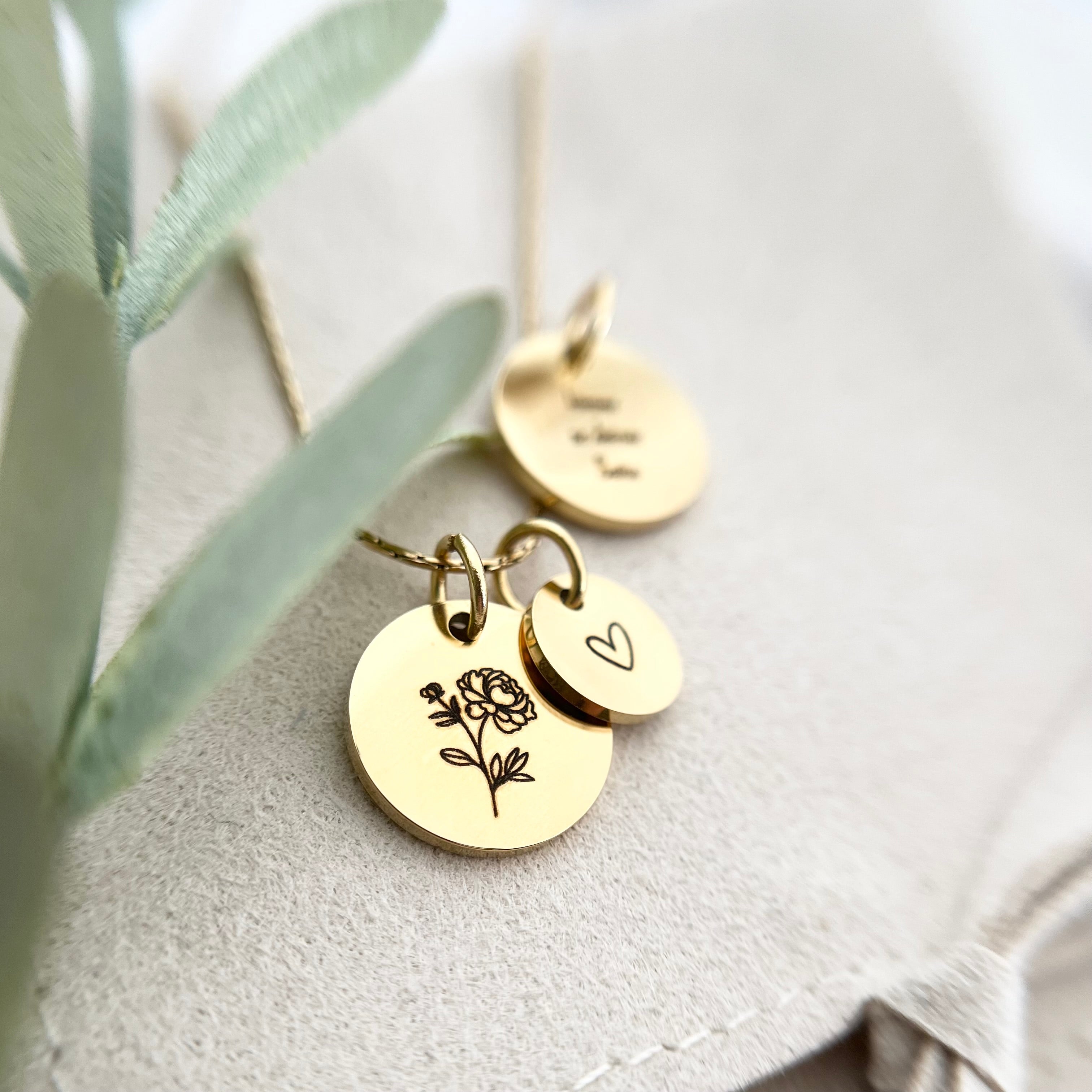 Goldene Anhänger mit individueller Herzgravur und Blumenmuster – personalisierte Schmuckanhänger mit Gravur.