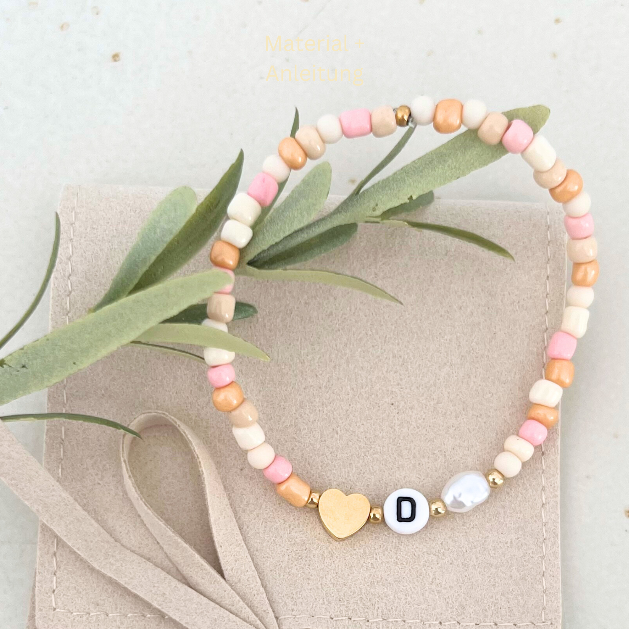 Gesamtansicht von Armband mit goldfarbenem Herzanhänger und Buchstaben D Anhänger, DIY Kit ALBA für Freundschaftsarmbänder