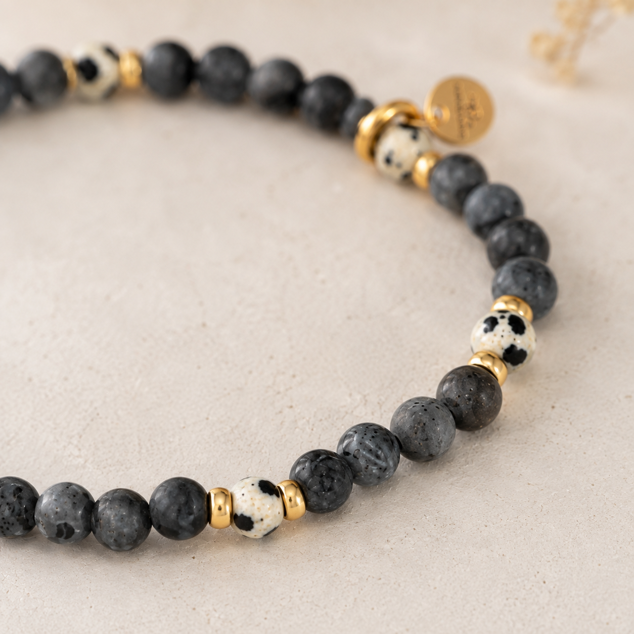Detailaufnahme Perlenarmband aus Labradorit und Dalmatiner Jaspis – handgefertigtes Naturstein Armband mit goldfarbenen Perlen