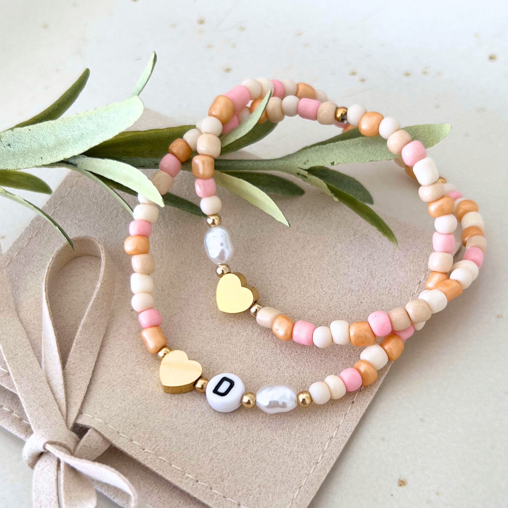 Zwei DIY Armbänder mit goldfarbenem Herzanhänger und weißer Perle sowie Anhänger mit Buchstaben D, Armband Bastelset ALBA