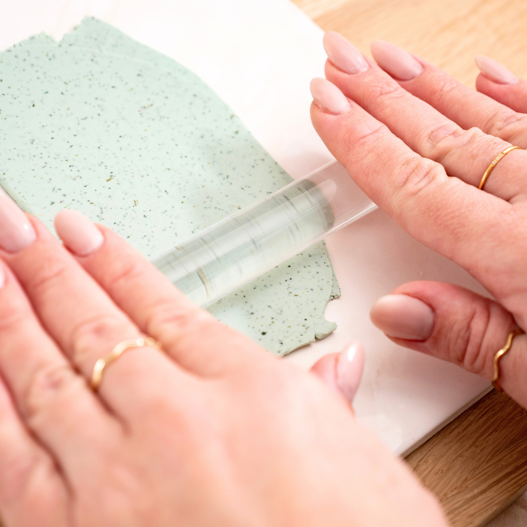 Nahaufnahme von Händen beim Ausrollen mintgrüner Polymer Clay Modelliermasse mit einem Acrylroller – Vorbereitung für DIY Schmuck im Polymer Clay Workshop in Wuppertal, ideal für Anfänger zum Schmuck selber machen