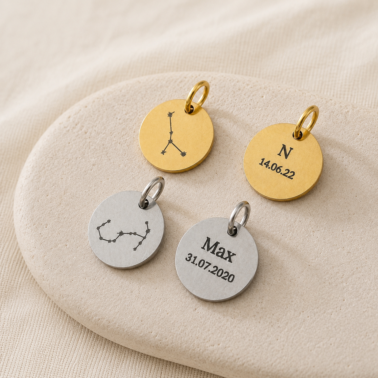 Personalisierte Sternzeichen Gravur Anhänger in Gold und Silber mit Sternbild, Name, Buchstabe und Datum – individueller Sternzeichen Schmuck für Frauen