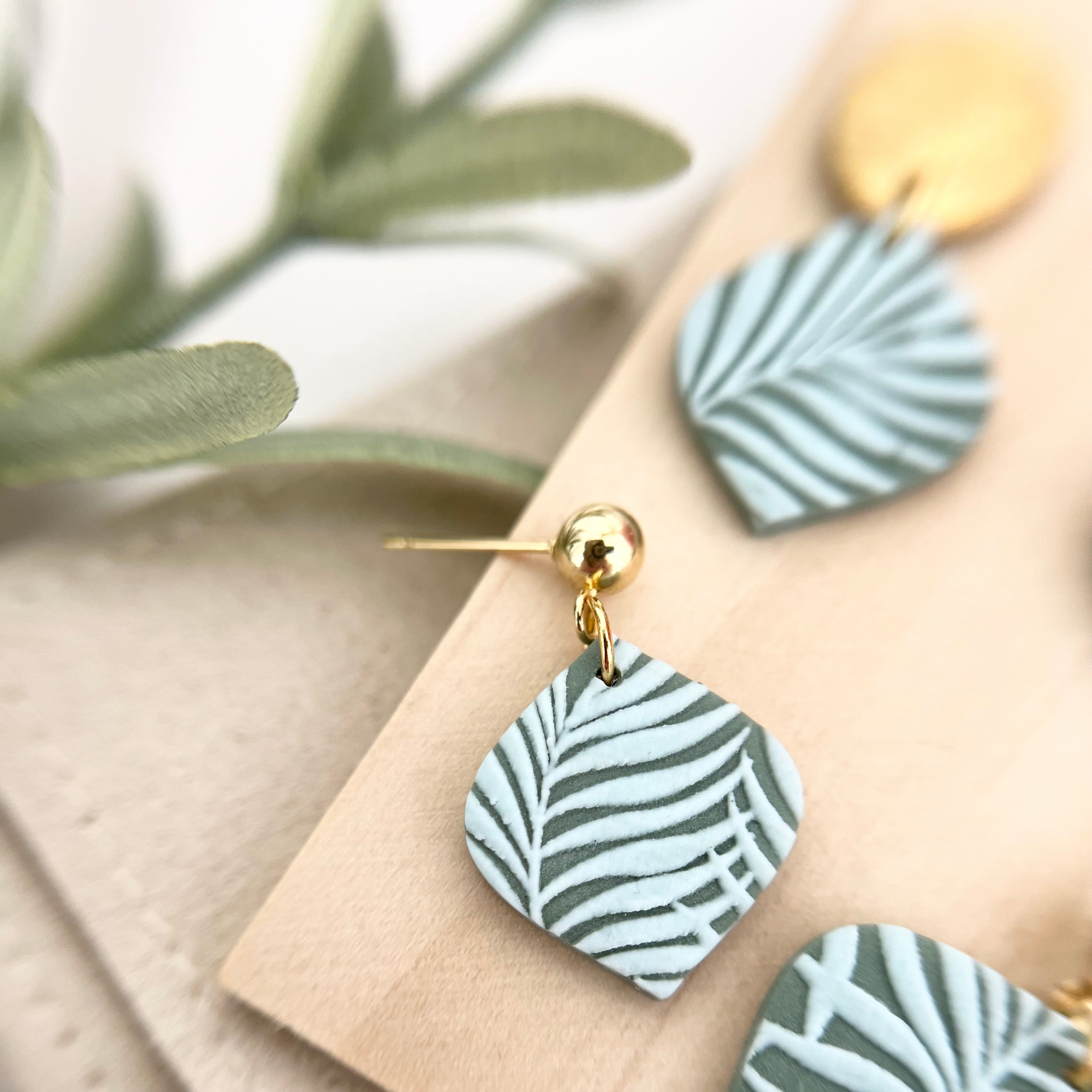 Handgemachte Ohrringe HOJA aus Polymer Clay mit Palmenblatt-Prägung, auf Holz drapiert, goldfarbene oder silberne Variante verfügbar