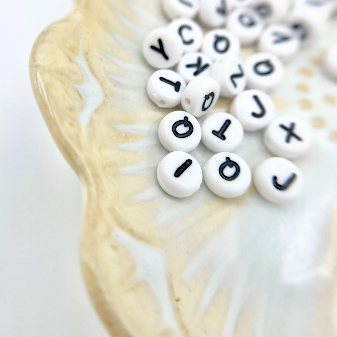 Weitere Ansicht von Buchstabenperlen mit jeweils einem Buchstaben, DIY Armbänder und Ketten Set