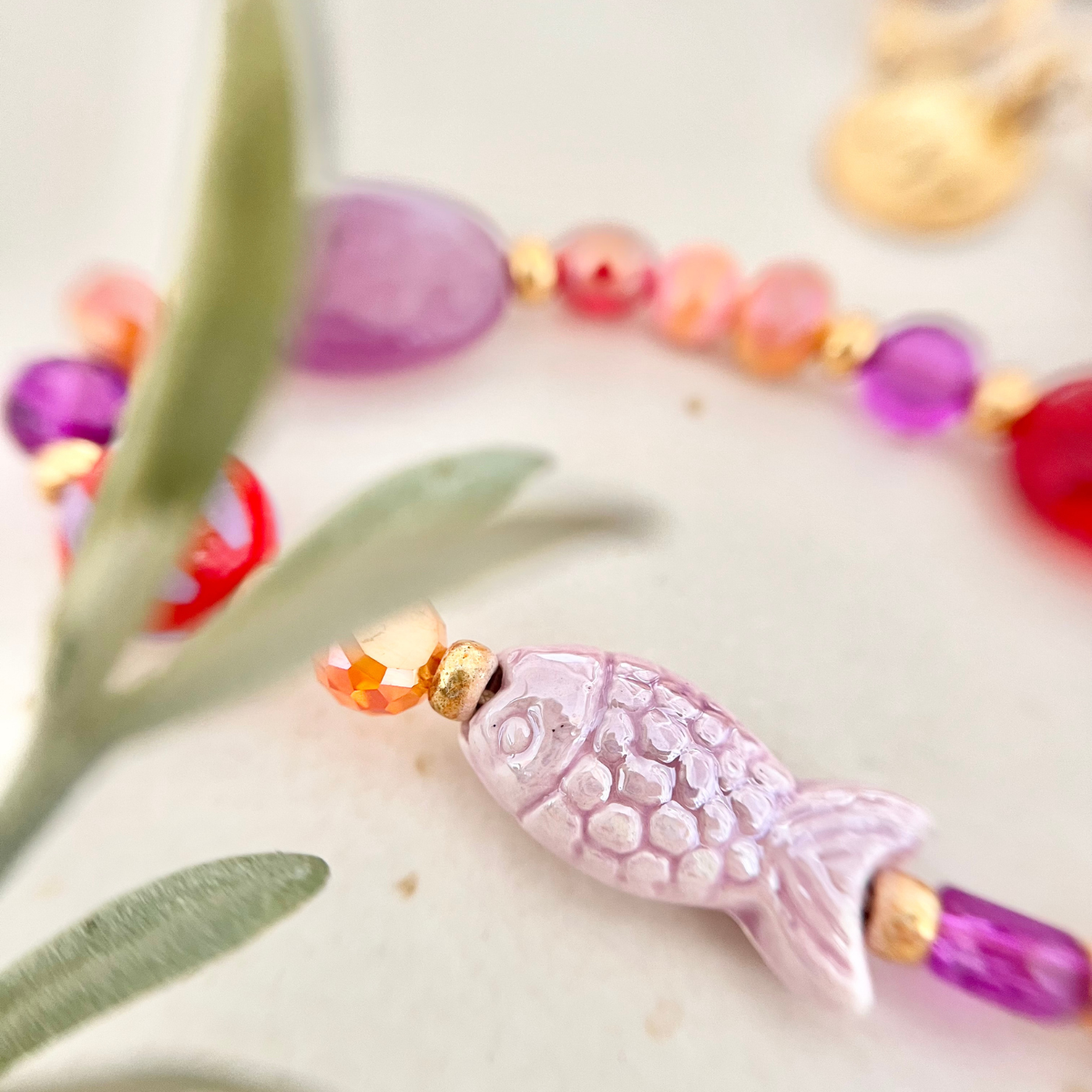 Keramik-Fisch Anhänger in zartem Rosa als Highlight einer handgemachten Handykette mit bunten Perlen – verspieltes Sommer-Detail an einem personalisierten Phone Strap.