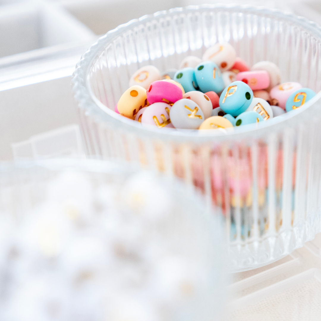 Bunte Perlen in einem Glas – DIY Bastelmaterial für Armbänder im Workshop