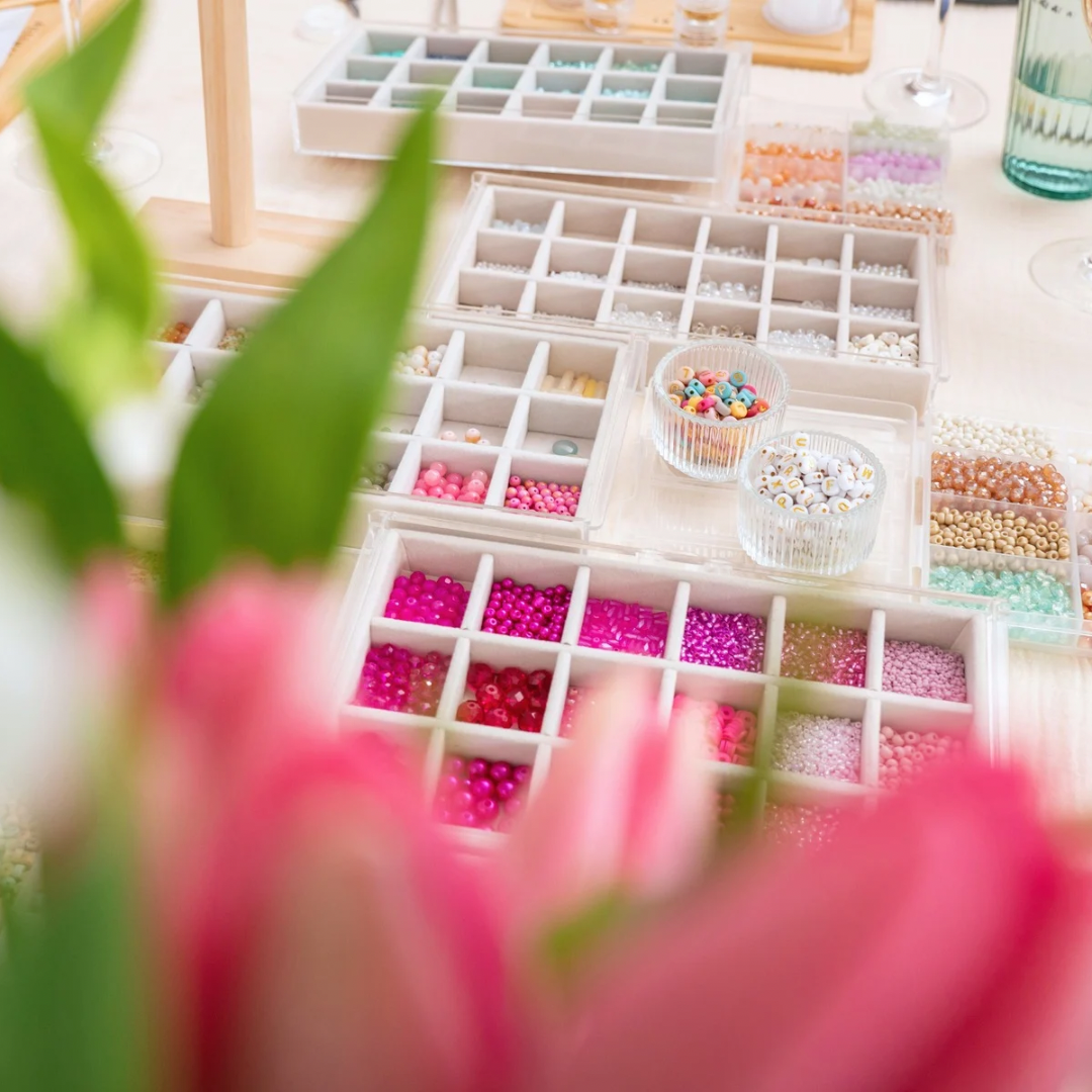 Verschiedene Perlen in Sets für DIY Schmuck – Perfekt für personalisierte Armbänder im Workshop