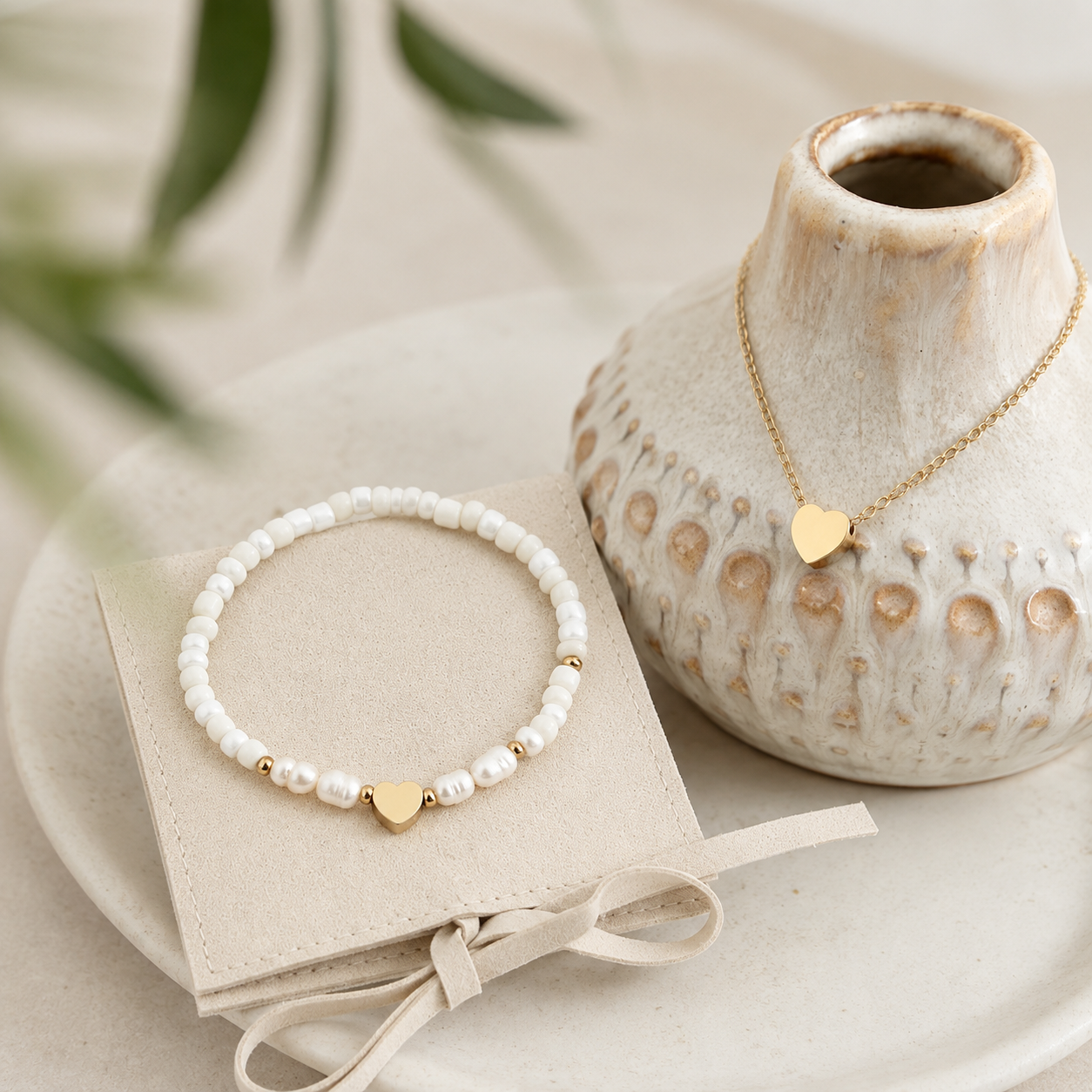 Schmuckset BLANCA in Weiß und Gold mit Süßwasserperlen Armband und Herz Halskette – Geschenkidee für Frauen