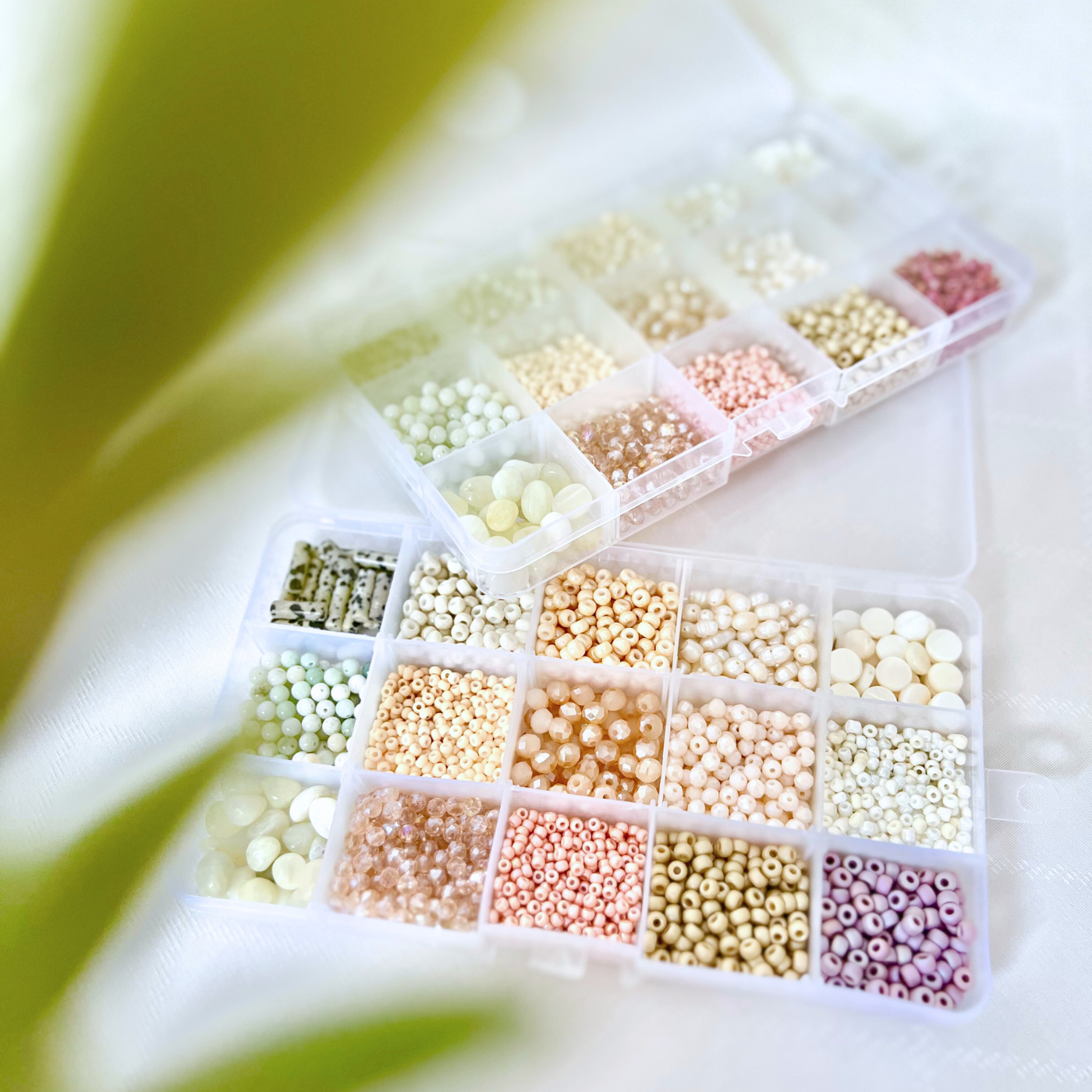 Übersicht der hochwertigen Perlen im Premium JGA DIY Armband Bastelset – sortierte Natursteinperlen, Glasperlen, Miyuki Perlen und wasserfeste Perlen in zarten, natürlichen Farben für Freundschaftsarmbänder und DIY Armbänder beim Junggesellinnenabschied.