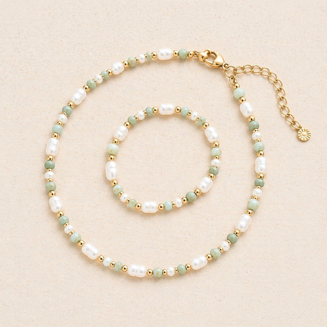 Perlenkette und passendes Armband mit Natursteinperlen in Grün und Süßwasserperlen, kombiniert mit goldenen Elementen, Schmuckset auf hellem Hintergrund