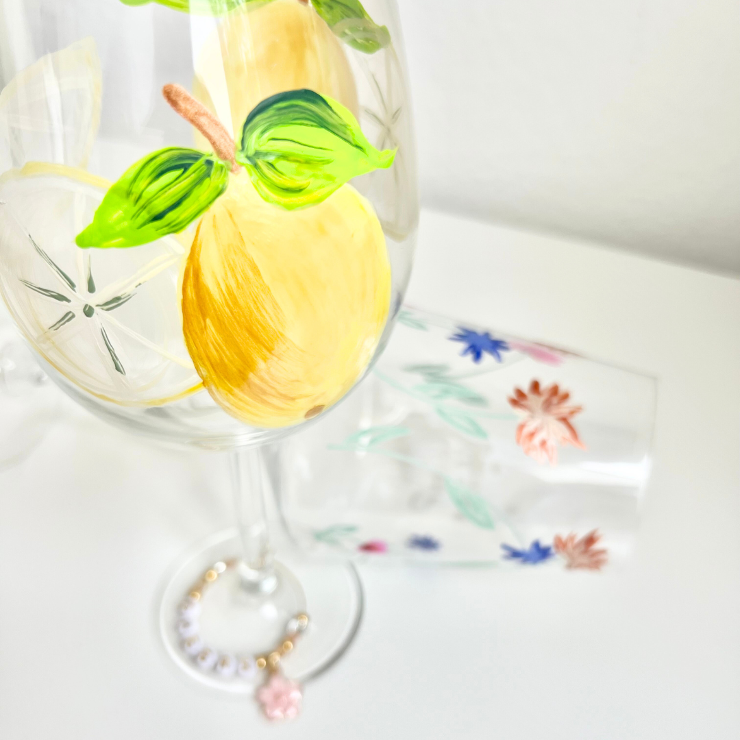 bemaltes Weinglas getreu dem Motto "Wenn dir das Leben eine Zitrone gibt, frag nach Salz und Tequila". In Glasmal Workshop in Wuppertal wurde dieses Weinglas mit einer großen gelben Zitrone bemalt.