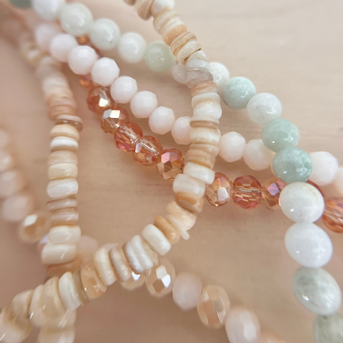 Perlen aus dem DIY Set MELLOW mit Muschelperlen, Natursteinperlen und facettierten Glasperlen in Aprikot, Nude und Jadegrün