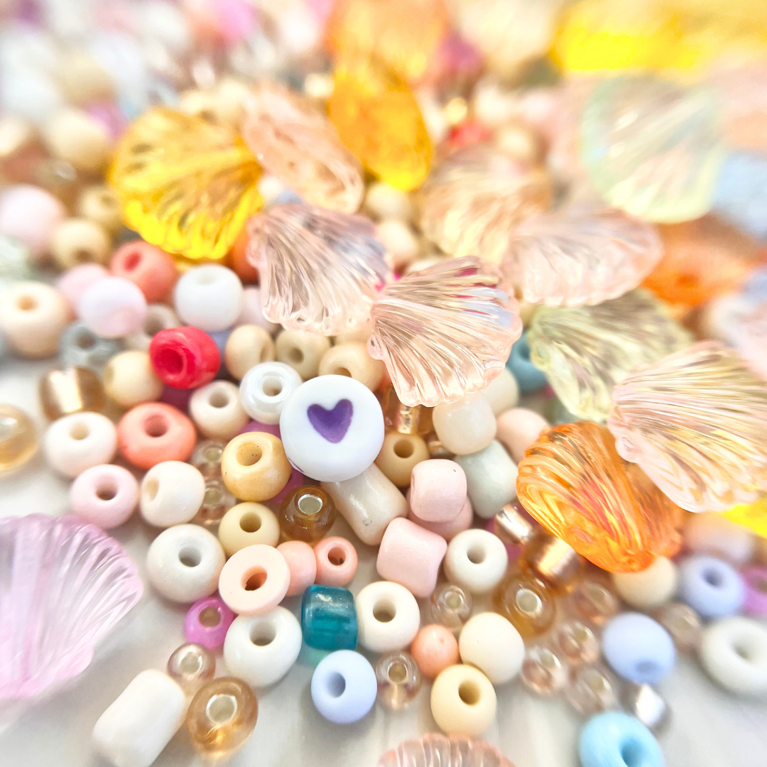 Perlenmix für Kinder DIY Schmuck mit Herzmotiv, Muschelperlen und kleinen runden Perlen in verschiedenen Farben