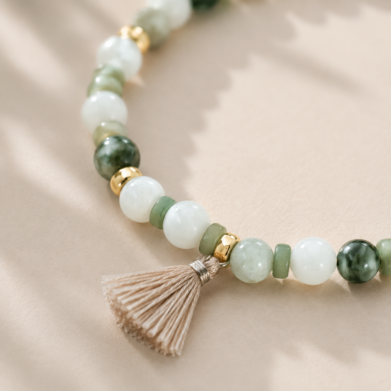 Handgefertigtes grünes Naturstein Armband mit Miyuki Perlen und Quaste – Boho Perlenarmband für Damen in Salbei und Khaki