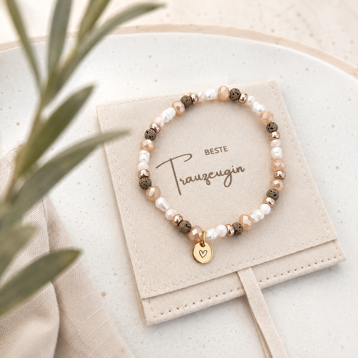 Naturstein Armband für Damen in Beige und Braun mit Süßwasserperlen und goldenem Herz Anhänger auf Schmuckbeutel „Beste Trauzeugin“ – Geschenk zur Hochzeit