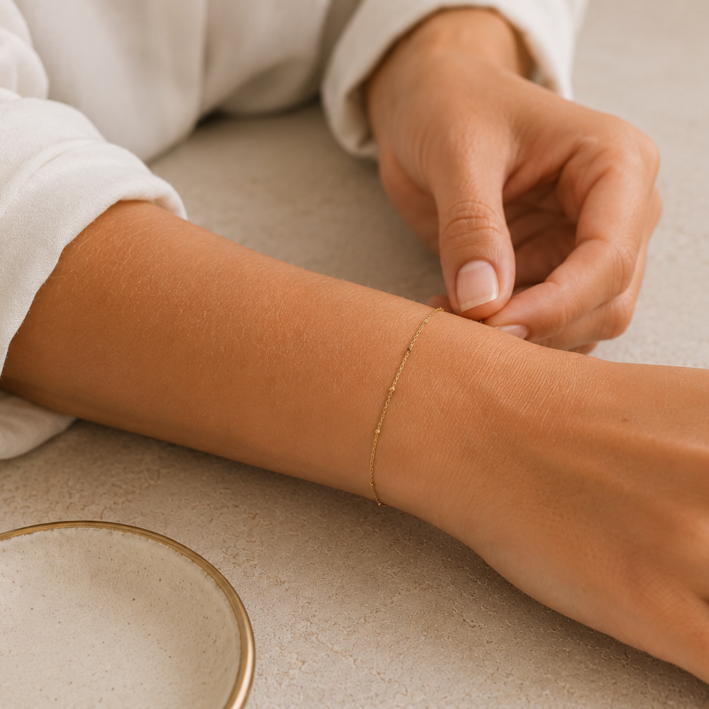 Feines goldfarbenes Permanent Armband wird am Handgelenk angepasst. Individuelle Anfertigung von Permanent Schmuck in Wuppertal.