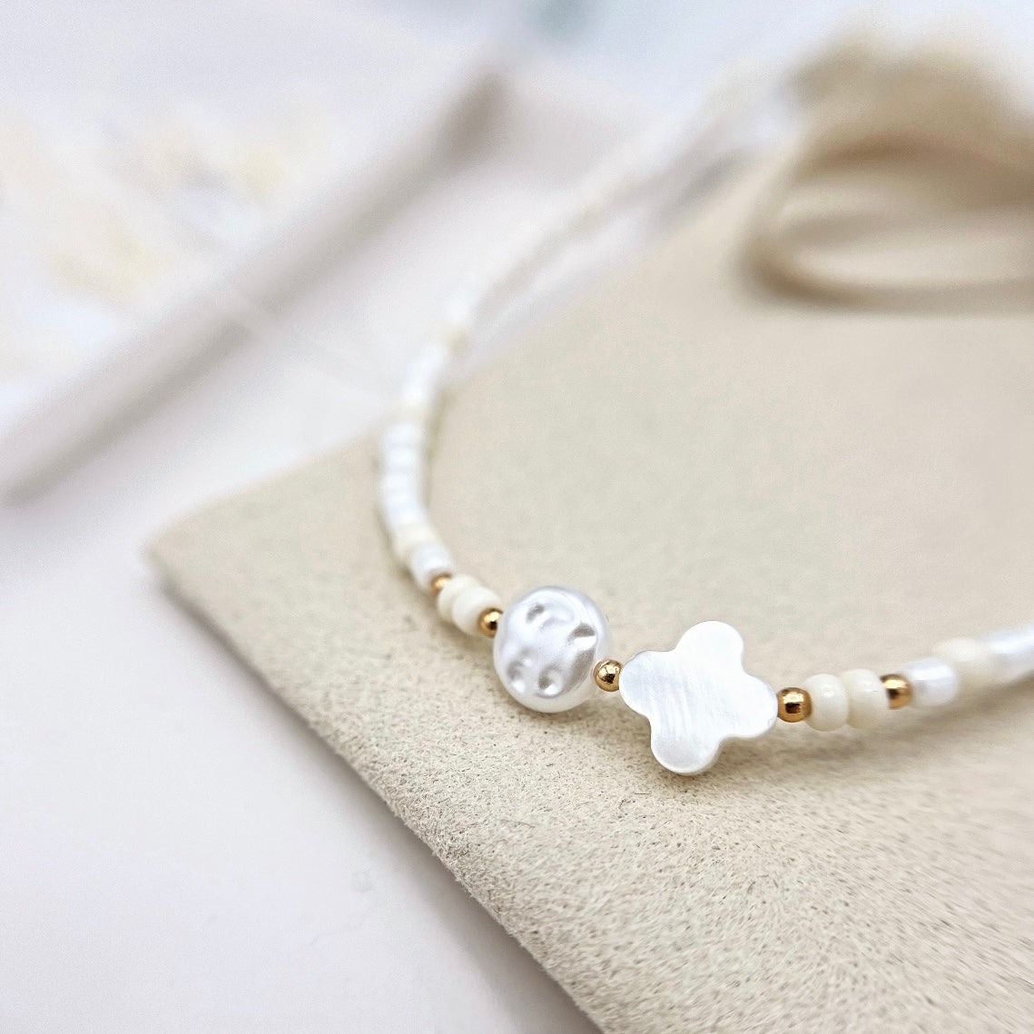 Nahaufnahme vom Perlenarmband Anhänger, DIY Schmuck Set mit Muschel Kleeblatt Perle