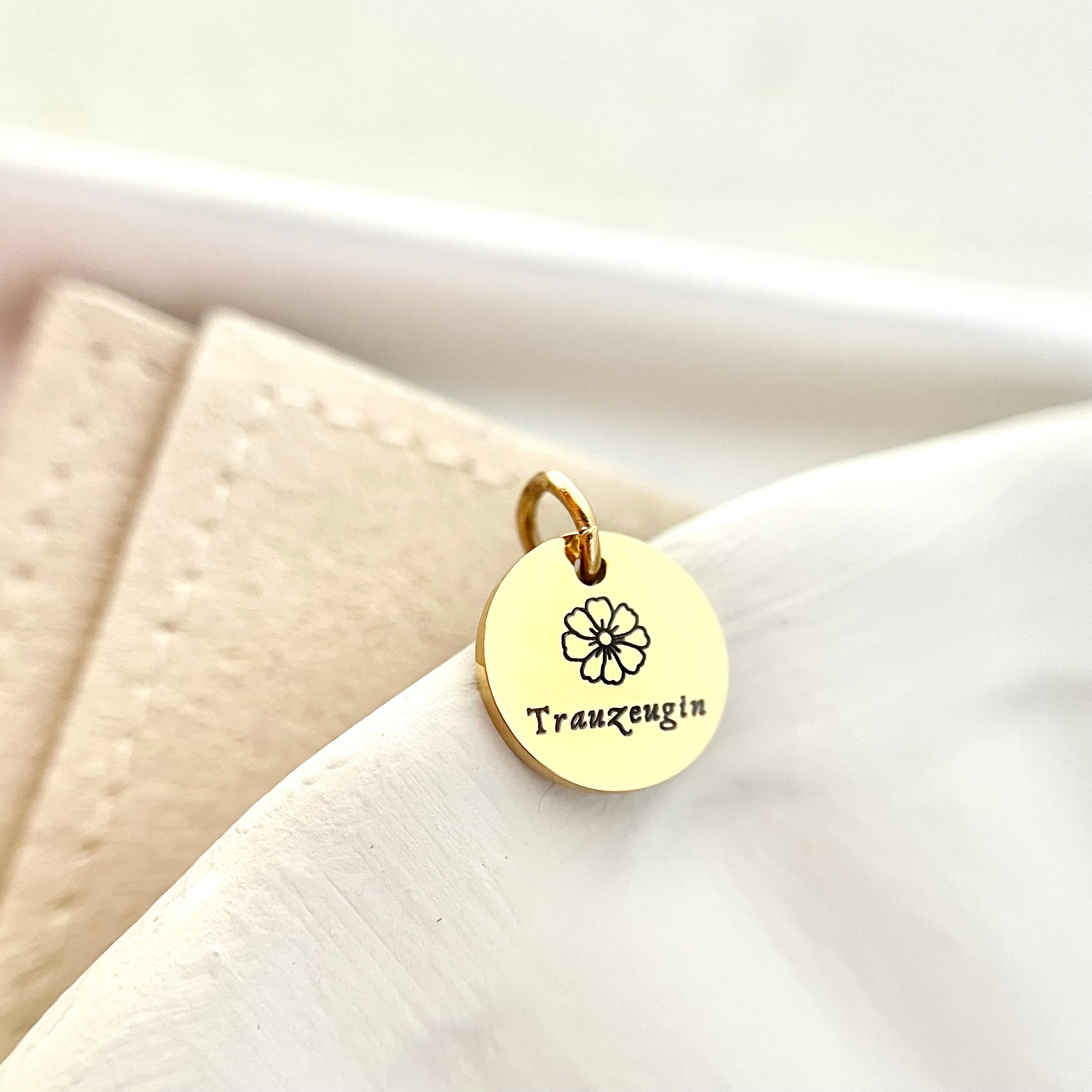 Goldener Anhänger mit der Gravur "Trauzeugin" und filigranem Blumenmotiv – Hochzeitsanhänger für die Trauzeugin.