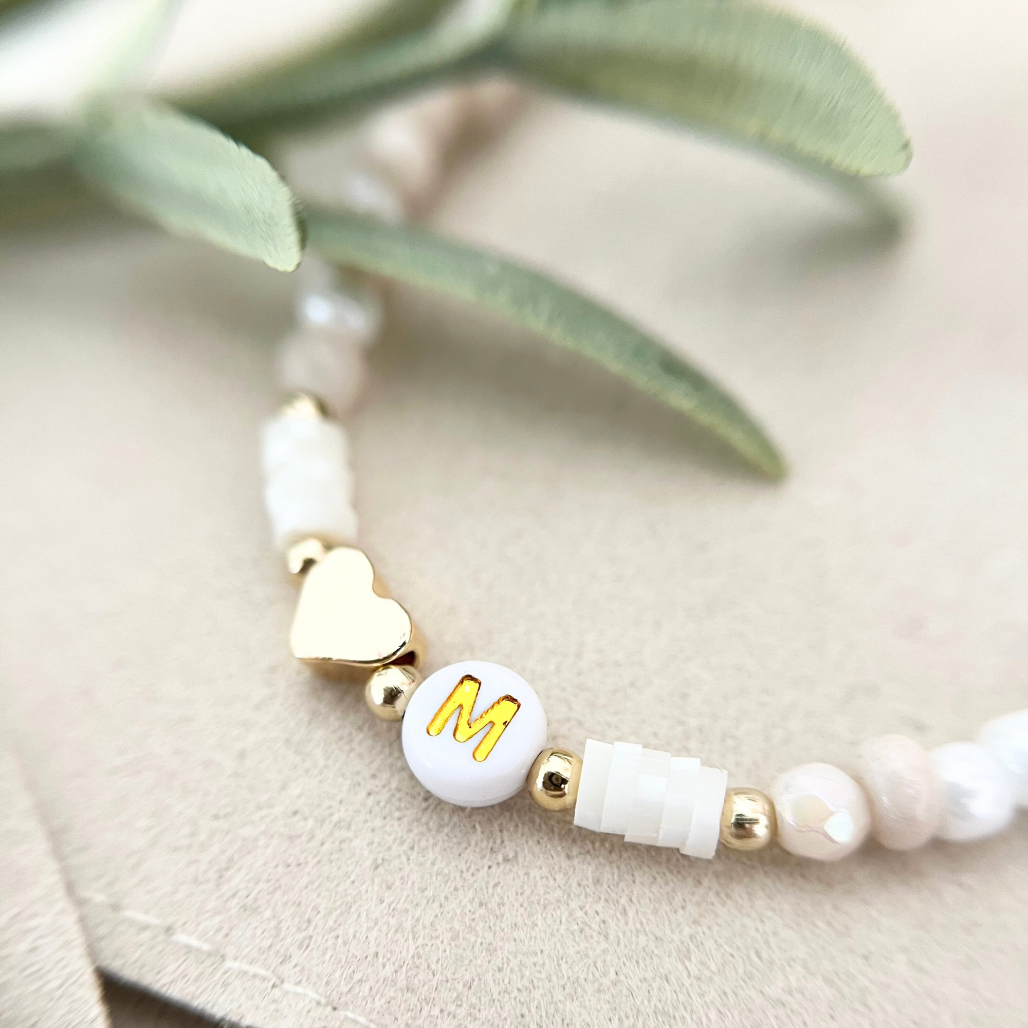 Armband für die Braut, die Trauzeugin oder als DIY Set für den JGA. Kleine helle Rocailles Perlen und Naturstein. Das Band passt durch seine Natürlichkeit zu jedem Outfit. Mit kleinem vergoldetem Herz und Katsuki Perlen.