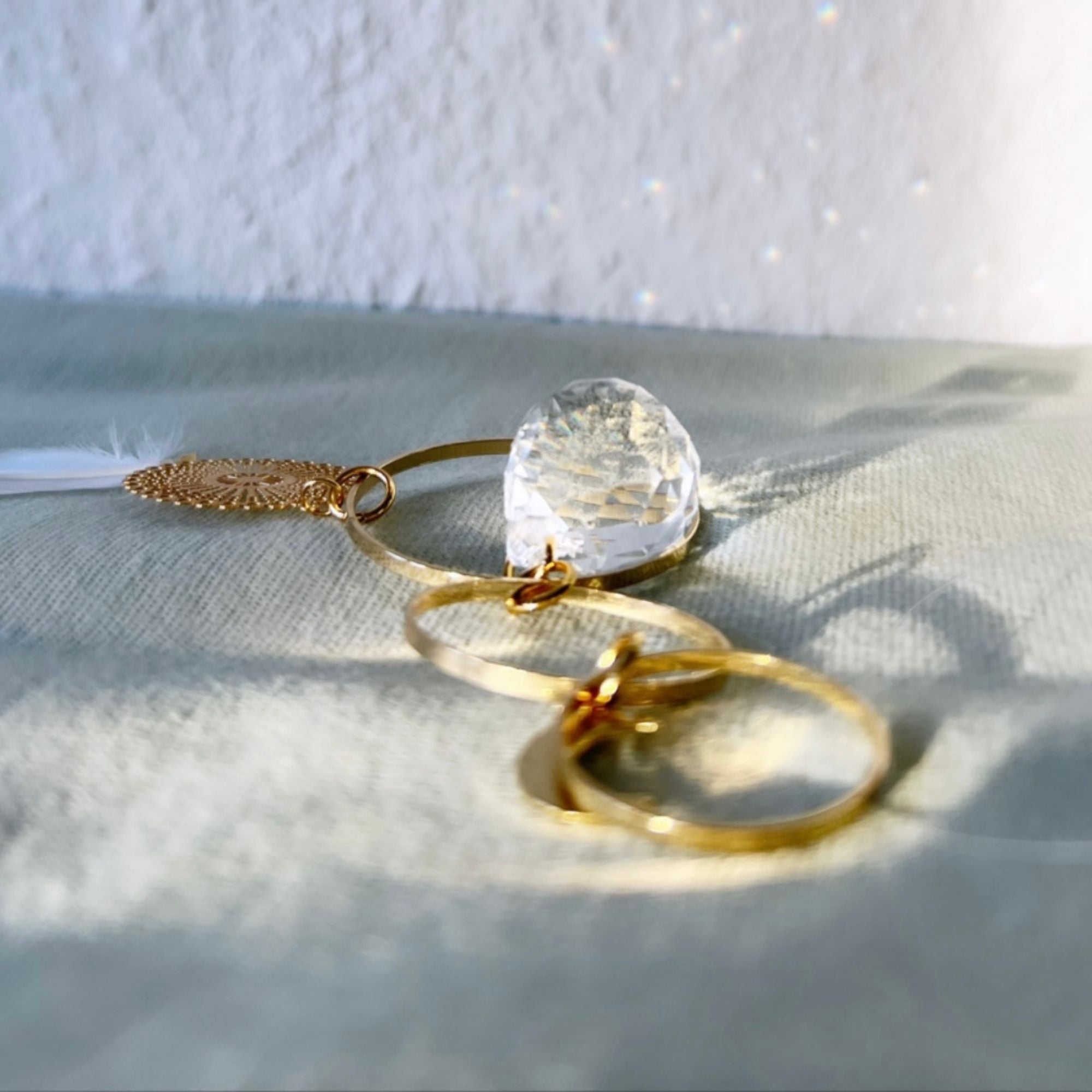 Sonnenfänger liegend – Filigrane Dekoration aus Metallkreisen und Kristall für eine harmonische Stimmung