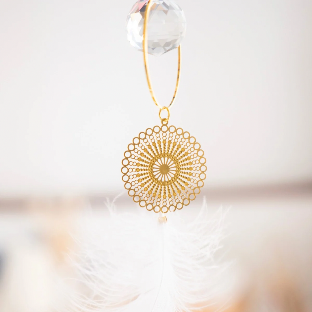 Sonnenfänger nah mit Feder – Detailansicht des handgemachten Sonnenfängers mit goldenen Anhängern