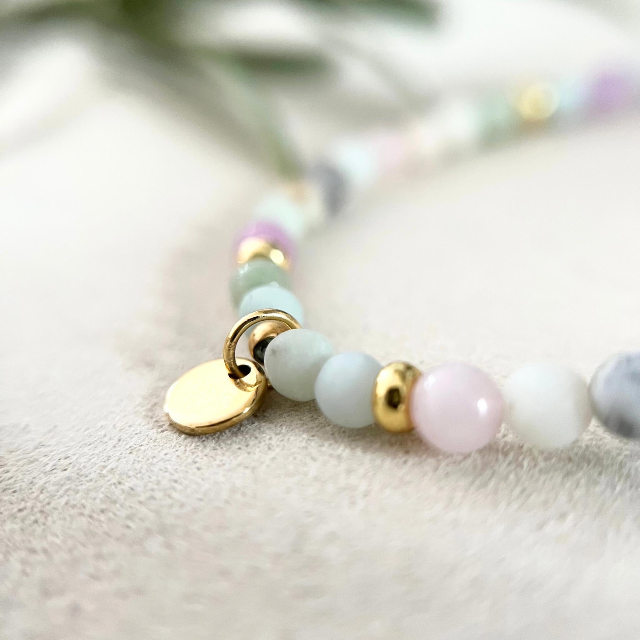 Nahaufnahme des Anhängers des Armbands PORTOFINO mit Gravur und Edelsteinperlen, der dem Schmuckstück eine persönliche Note verleiht