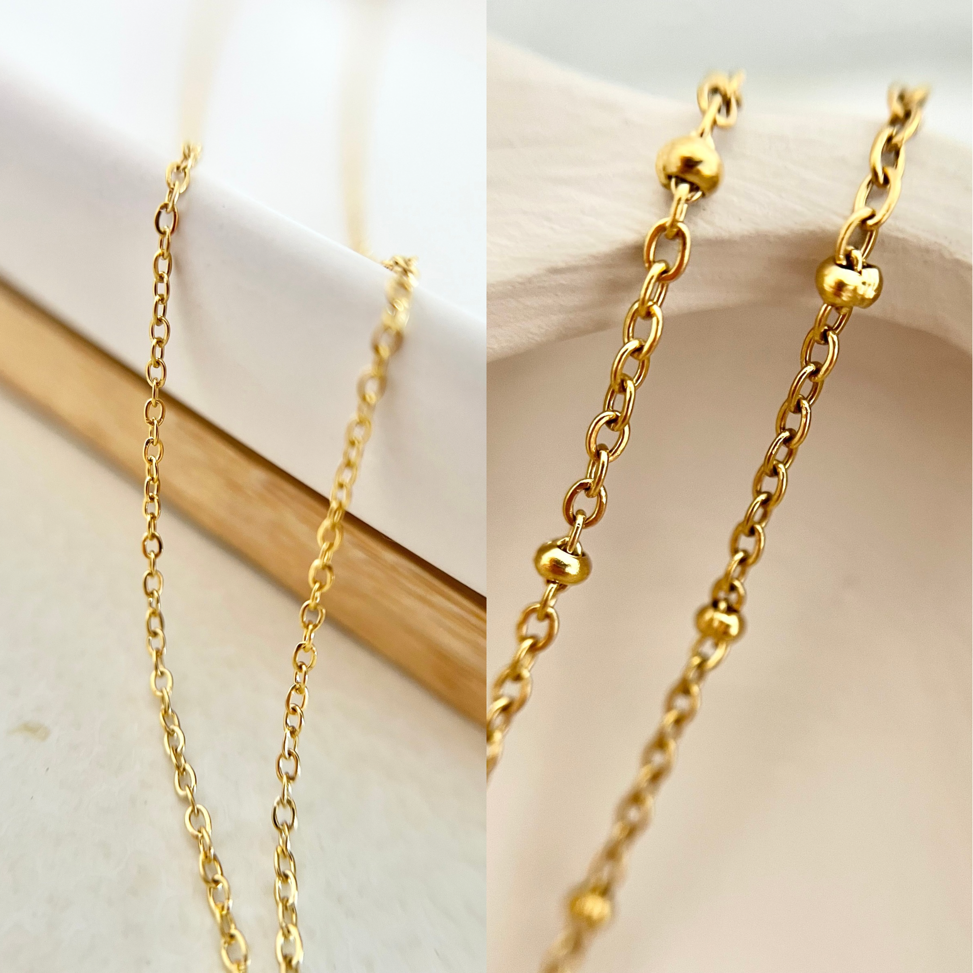 Nahaufnahme zweier goldfarbener Edelstahlketten – Gliederkette und Kugelkette als Basis für Gravurketten oder Anhänger von Rosemary & Olive.