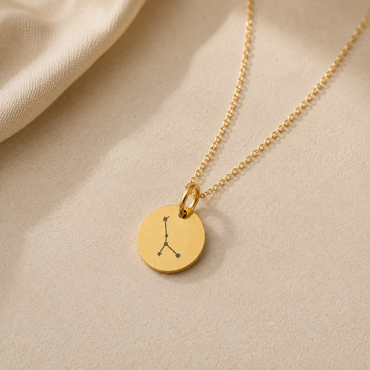 Goldene Sternzeichen Kette aus Edelstahl mit rundem Gravur Anhänger und Sternbild – personalisierter Sternzeichen Schmuck und Geschenk für Frauen