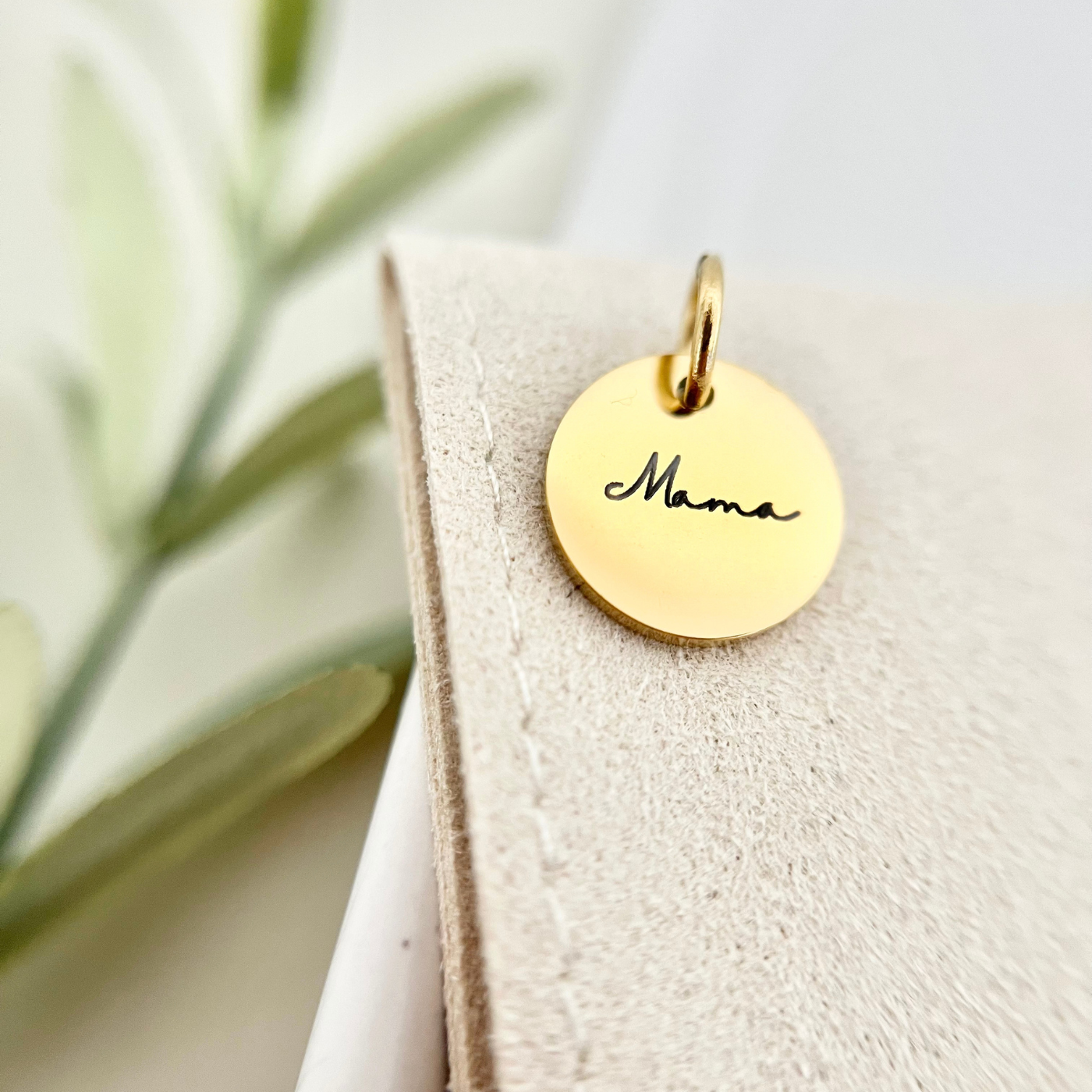 Goldfarbener Gravur Anhänger mit der Aufschrift Mama als Personalisierung für Permanent Schmuck und Armbänder in Wuppertal.